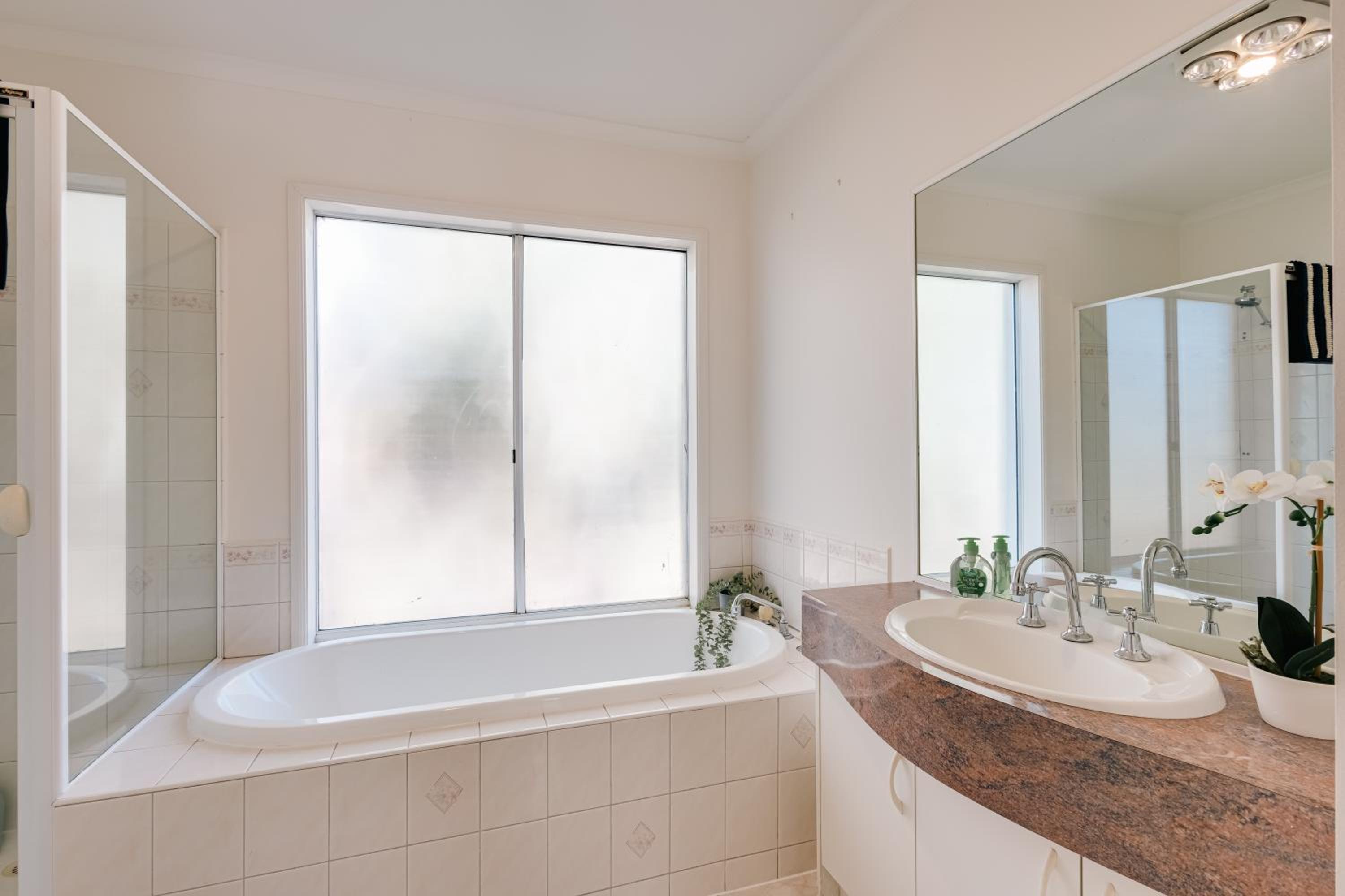 StayAU Family Group 6BR Oasis Sanctuary Lakeview