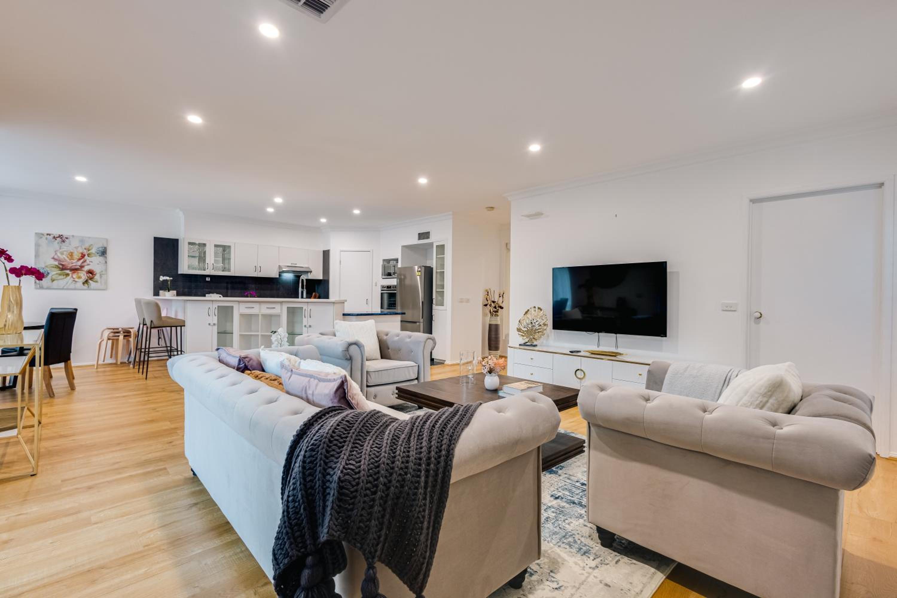 StayAU Family Group 6BR Oasis Sanctuary Lakeview