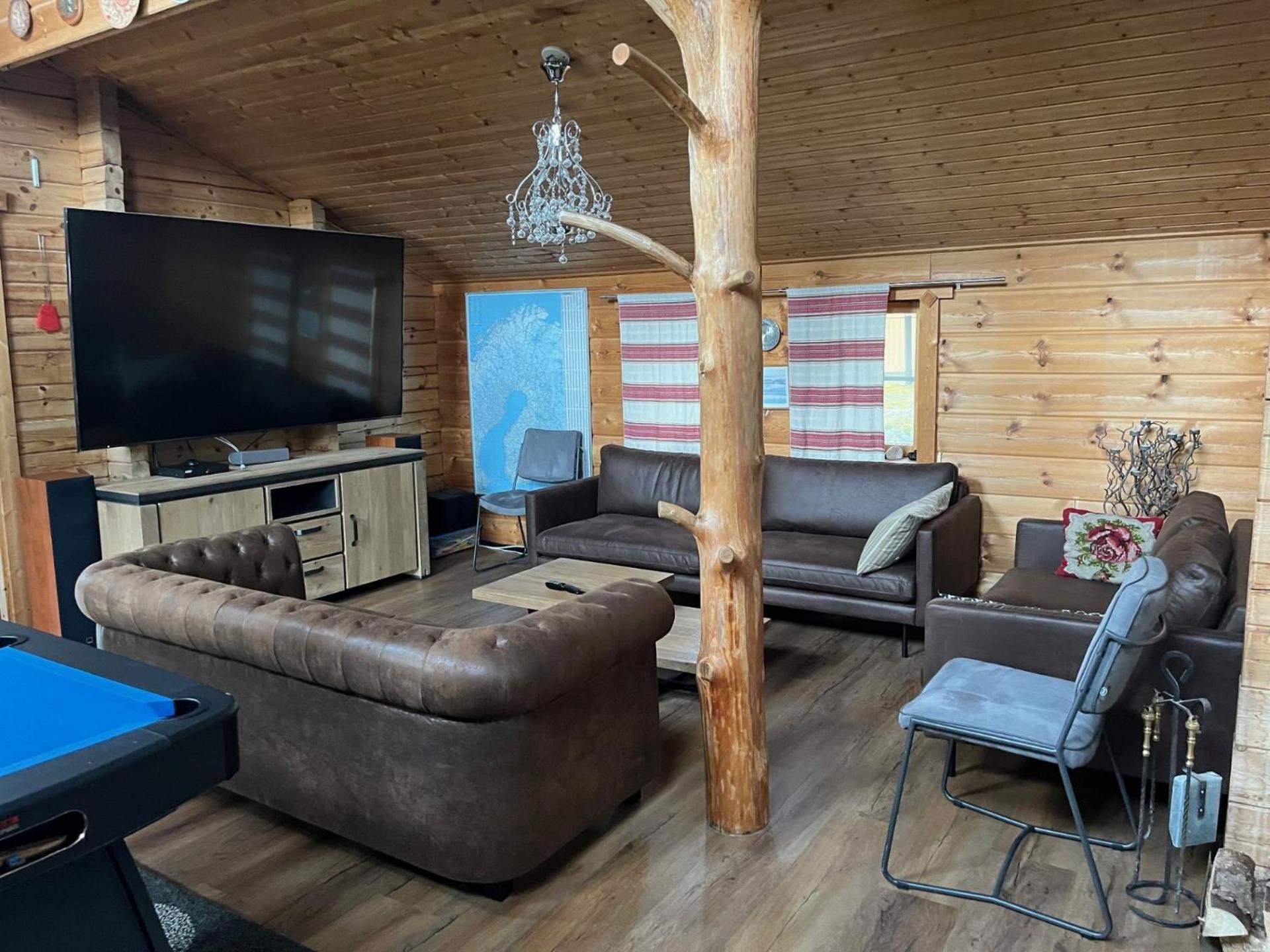 Luxury Holiday Home with Private Lake