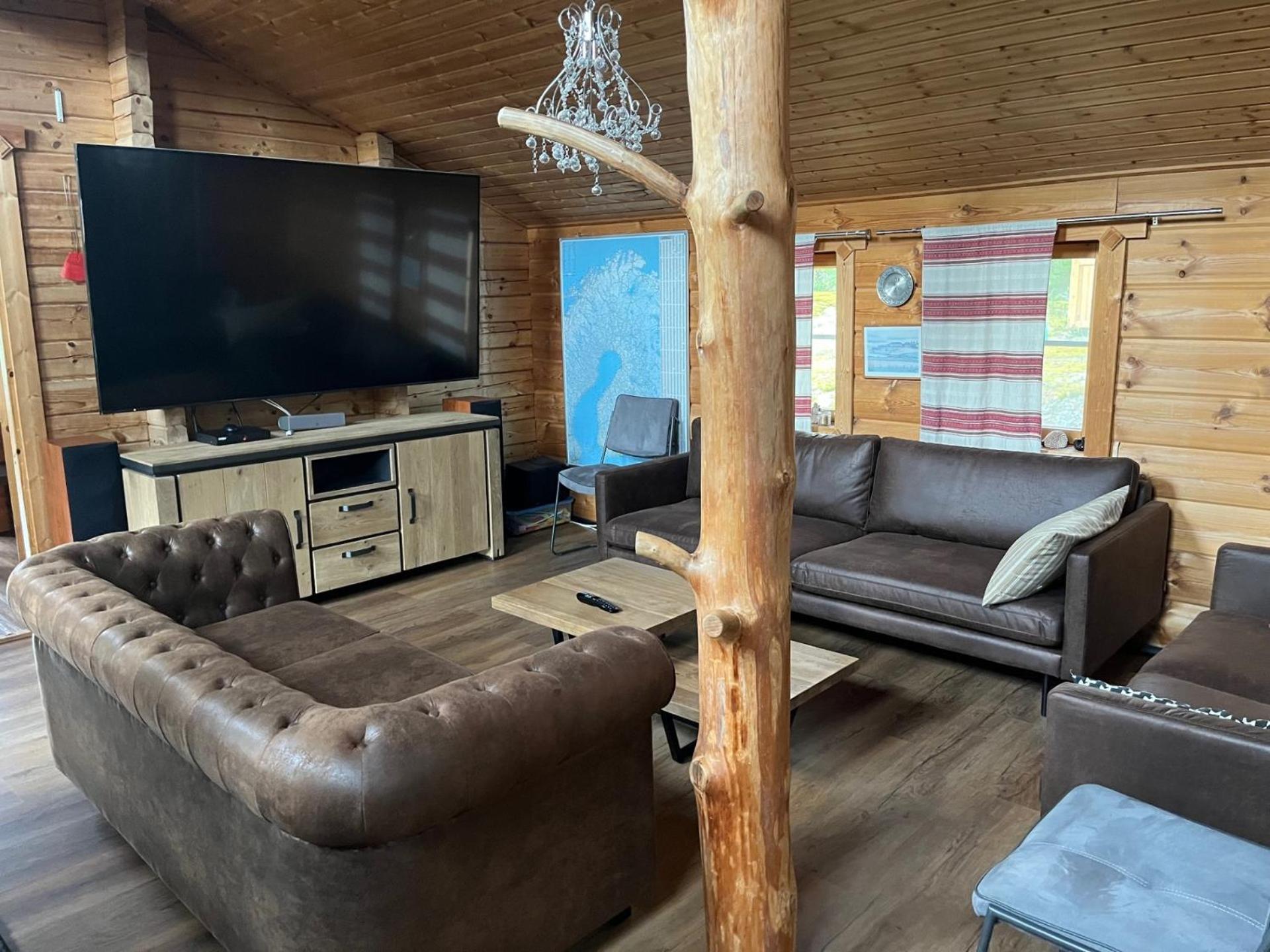 Luxury Holiday Home with Private Lake