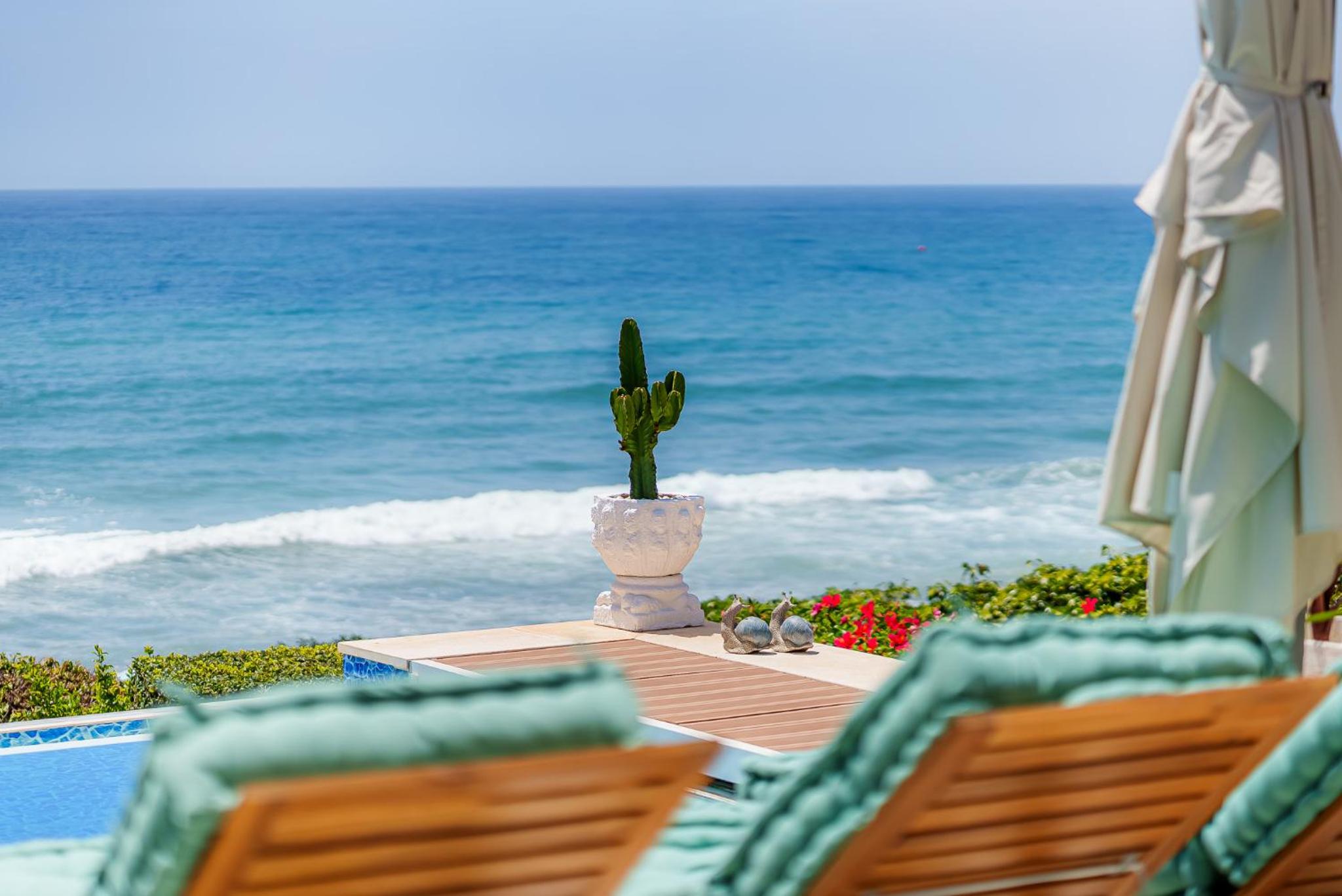 Villa Calmamar Cabopino Beachfront in Marbella