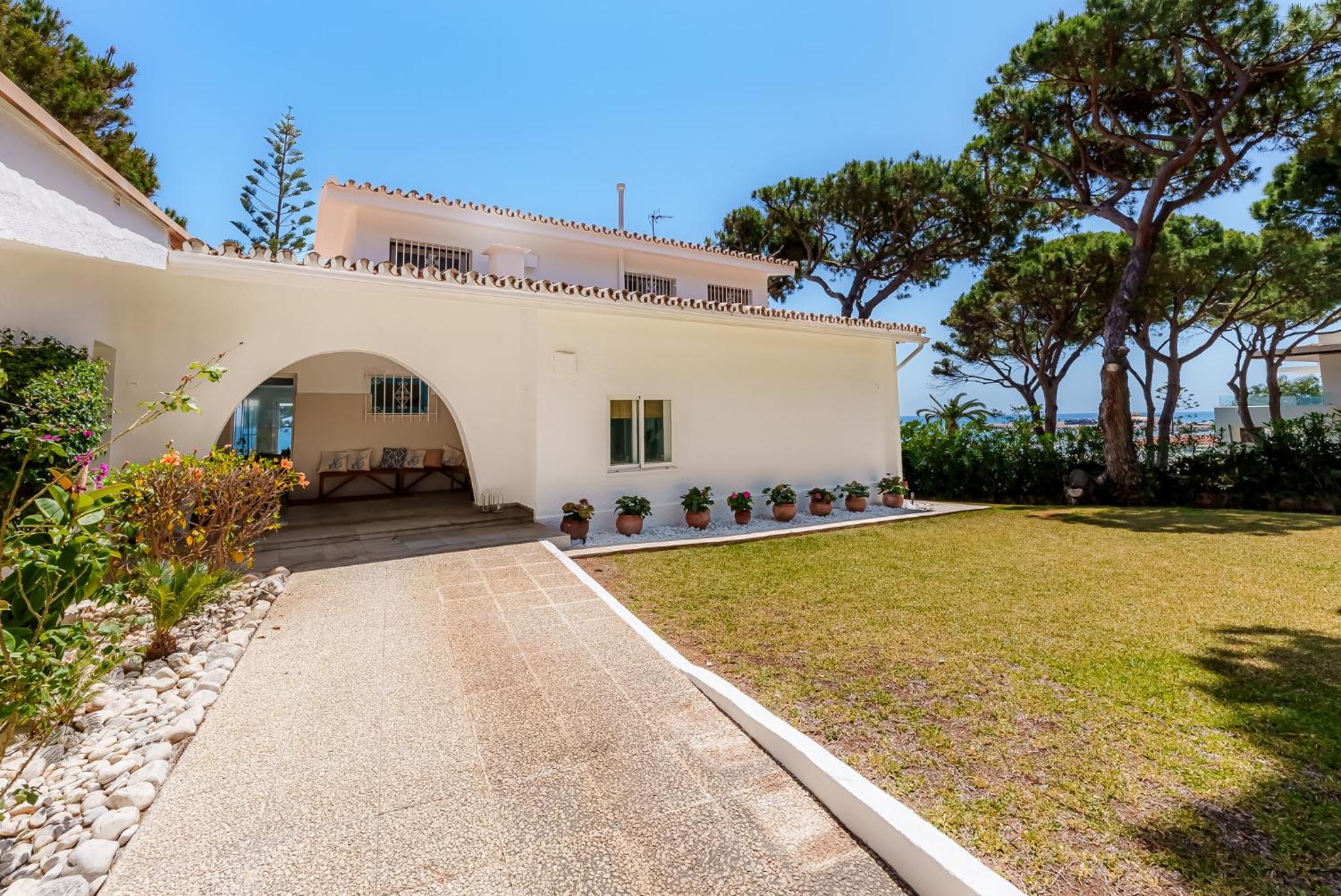 Villa Calmamar Cabopino Beachfront in Marbella