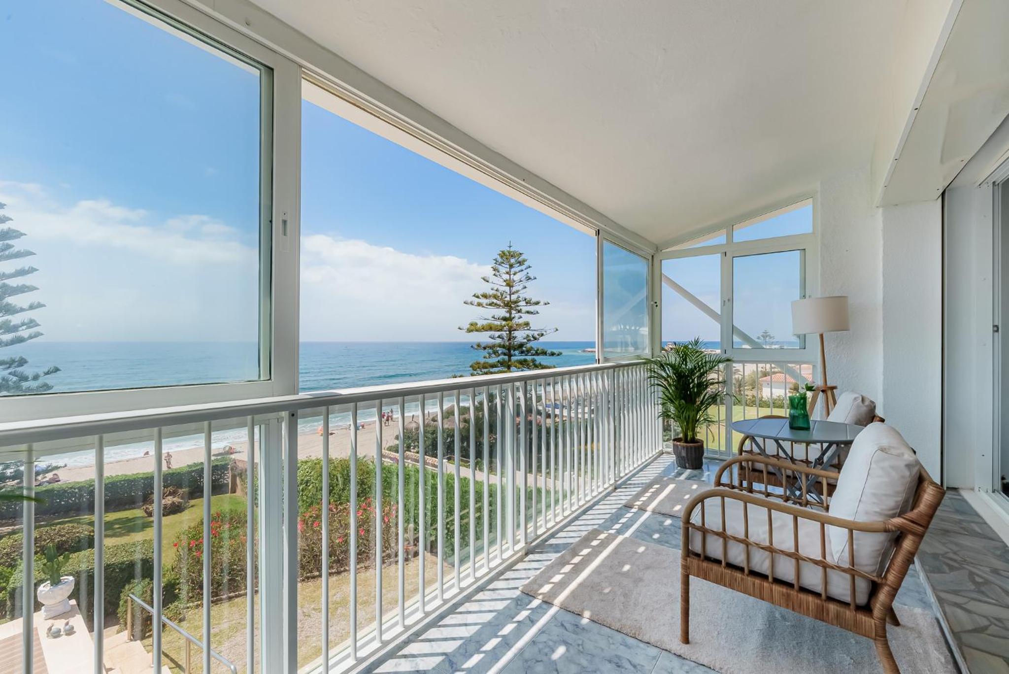 Villa Calmamar Cabopino Beachfront in Marbella