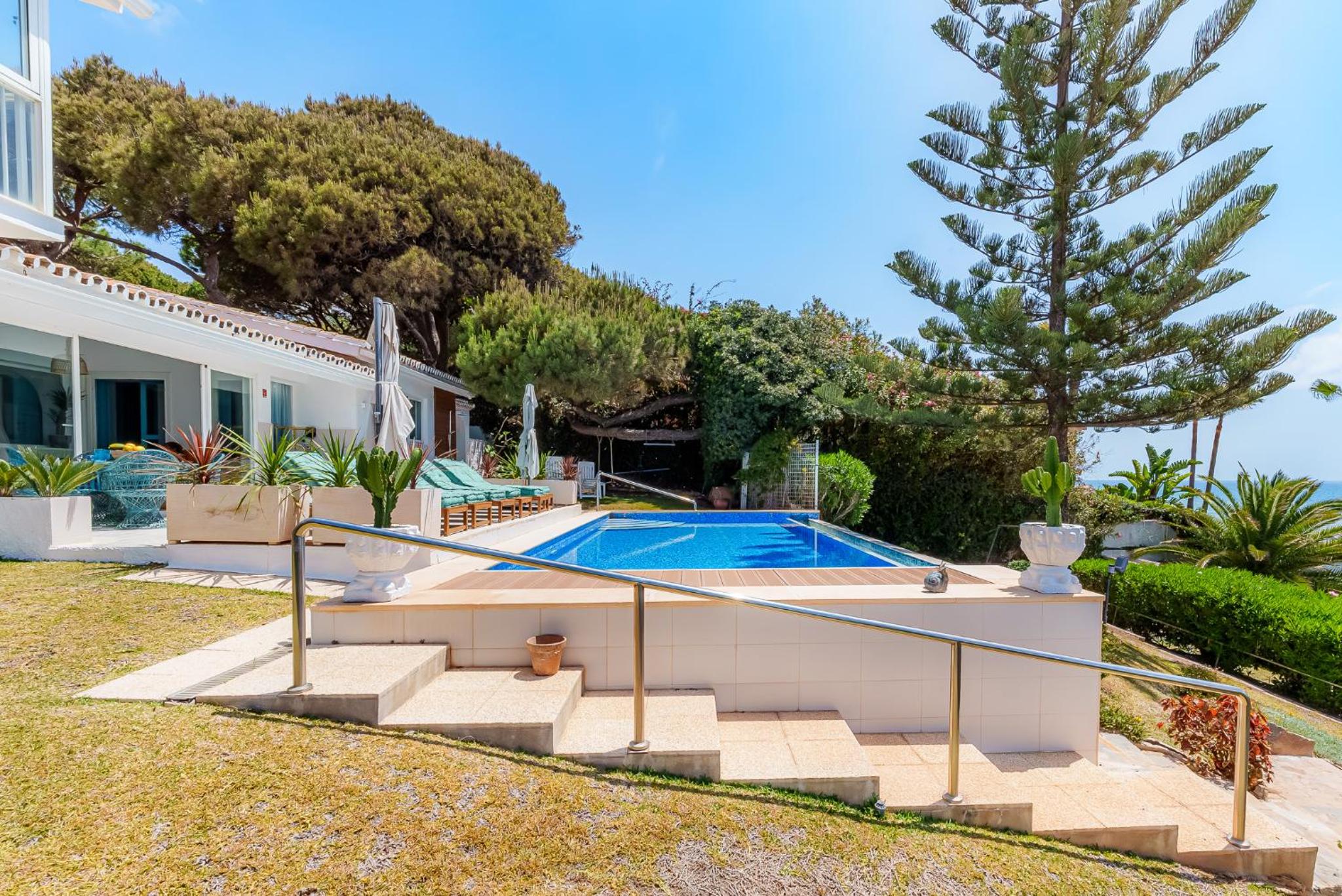 Villa Calmamar Cabopino Beachfront in Marbella