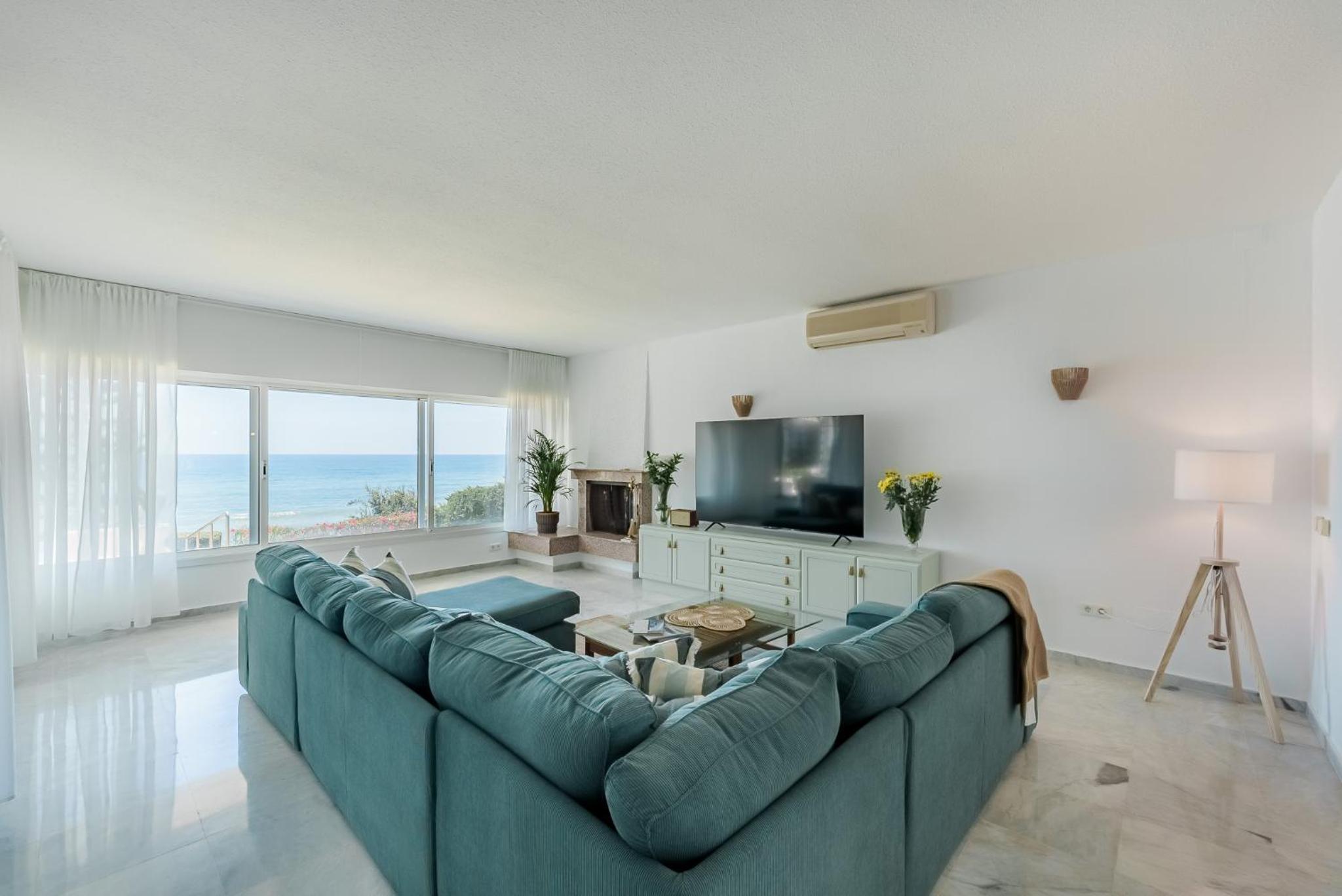 Villa Calmamar Cabopino Beachfront in Marbella