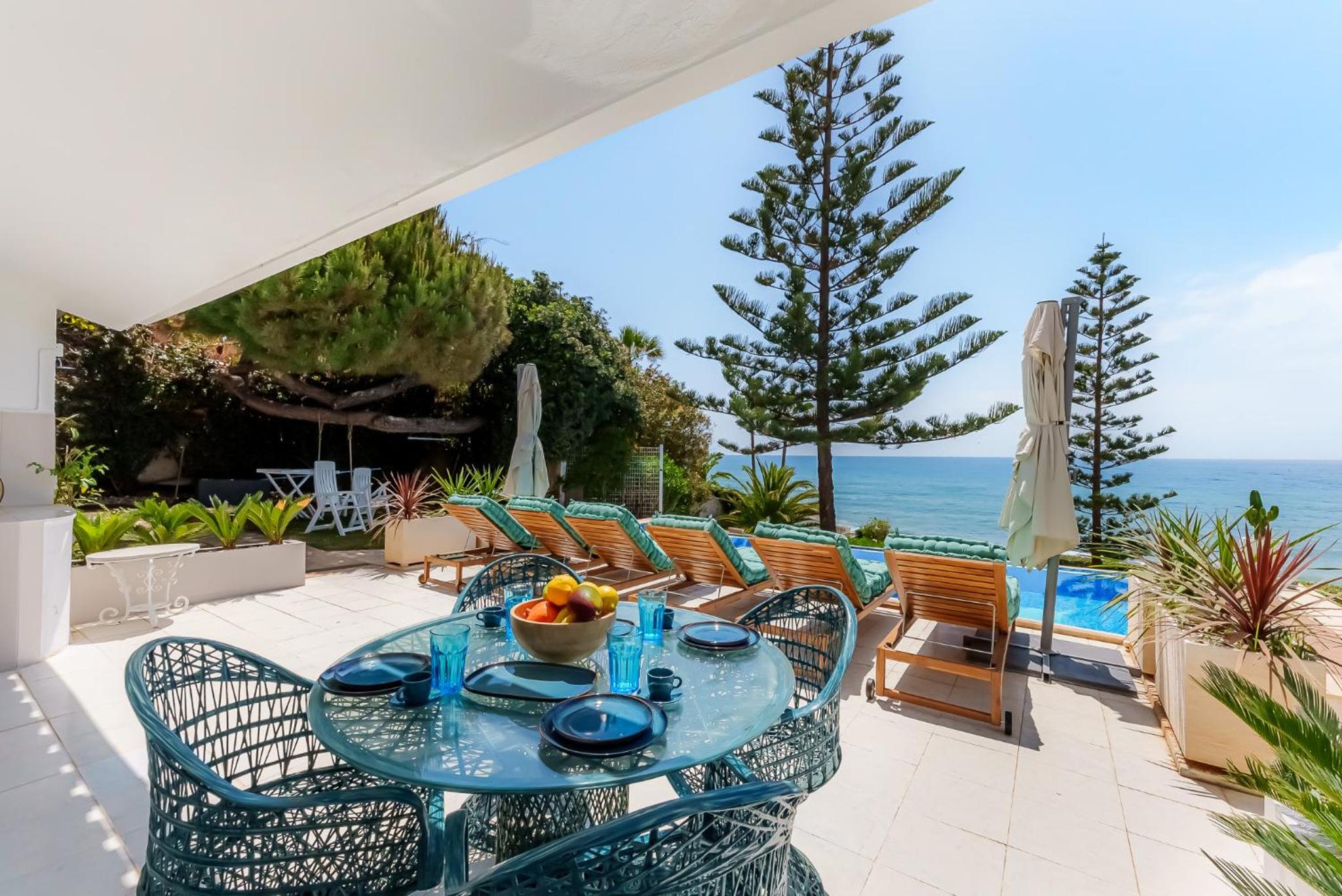 Villa Calmamar Cabopino Beachfront in Marbella