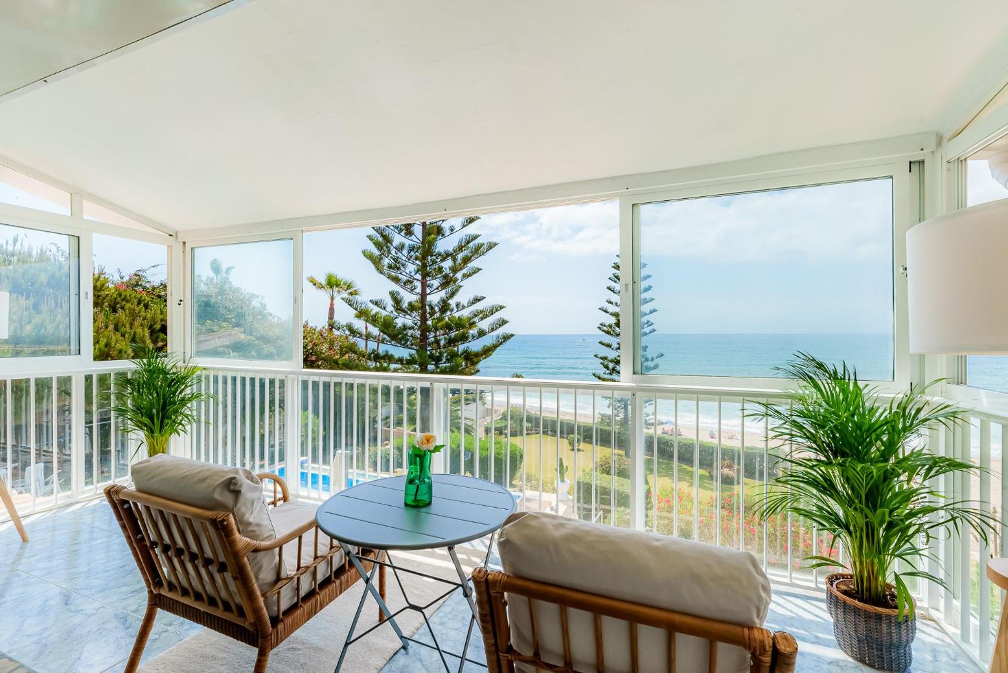 Villa Calmamar Cabopino Beachfront in Marbella