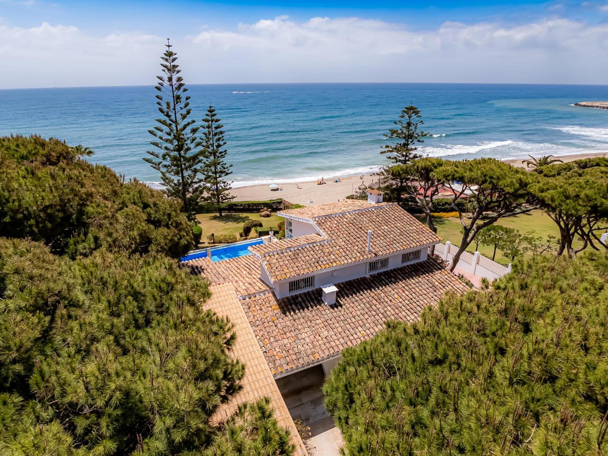 Villa Calmamar Cabopino Beachfront in Marbella