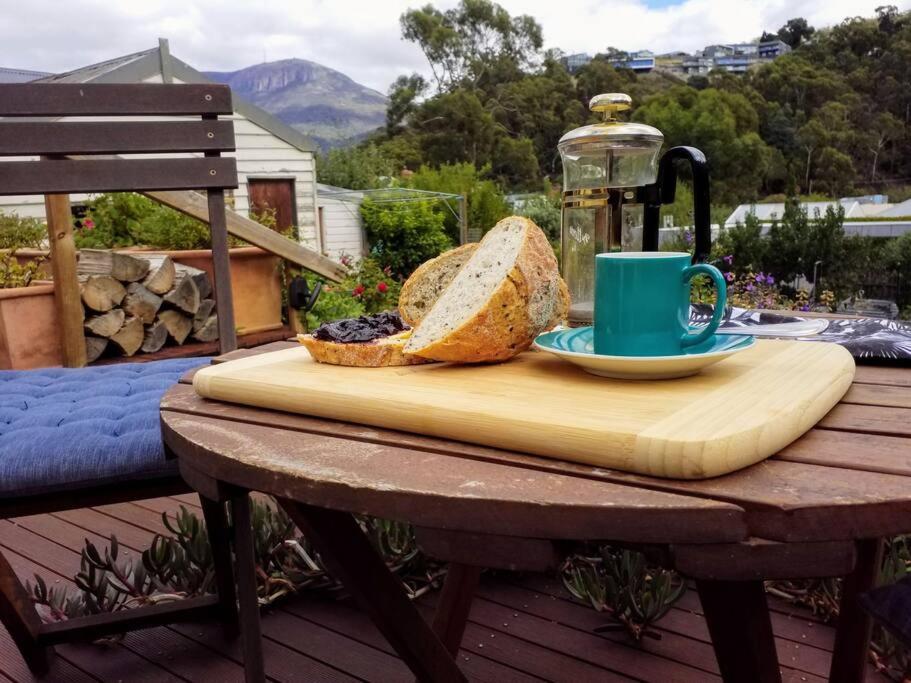 Tranquil Garden Cottage - South Hobart