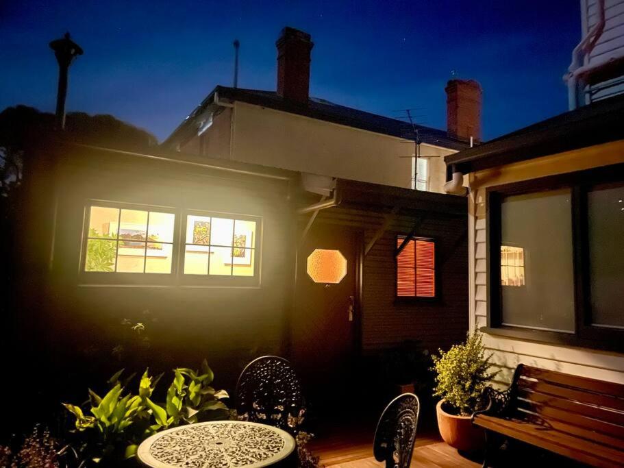 Tranquil Garden Cottage - South Hobart