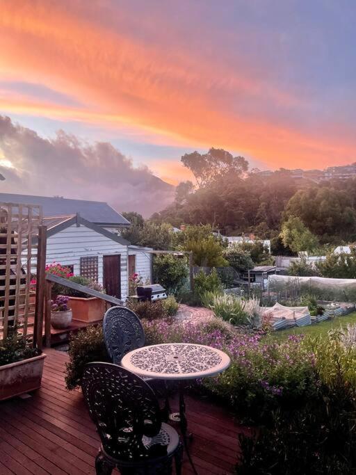 Tranquil Garden Cottage - South Hobart
