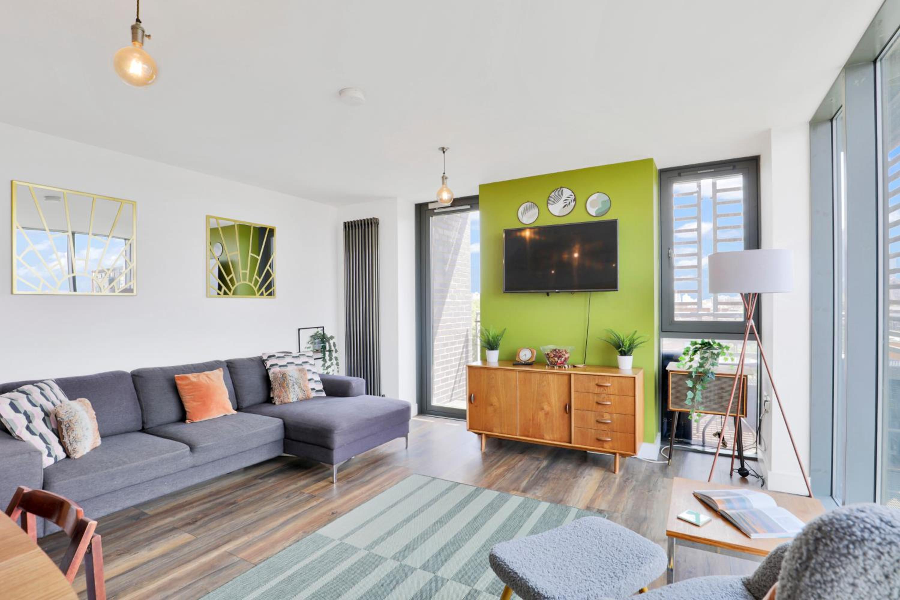 Canary Wharf Escape - Stylish 2BR - Canal Views & City Lights