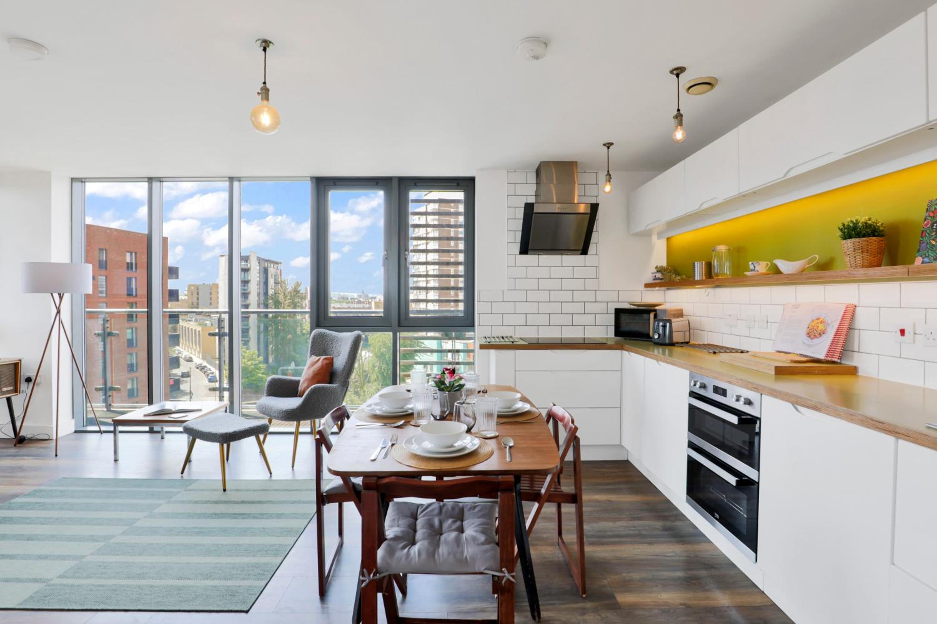 Canary Wharf Escape - Stylish 2BR - Canal Views & City Lights