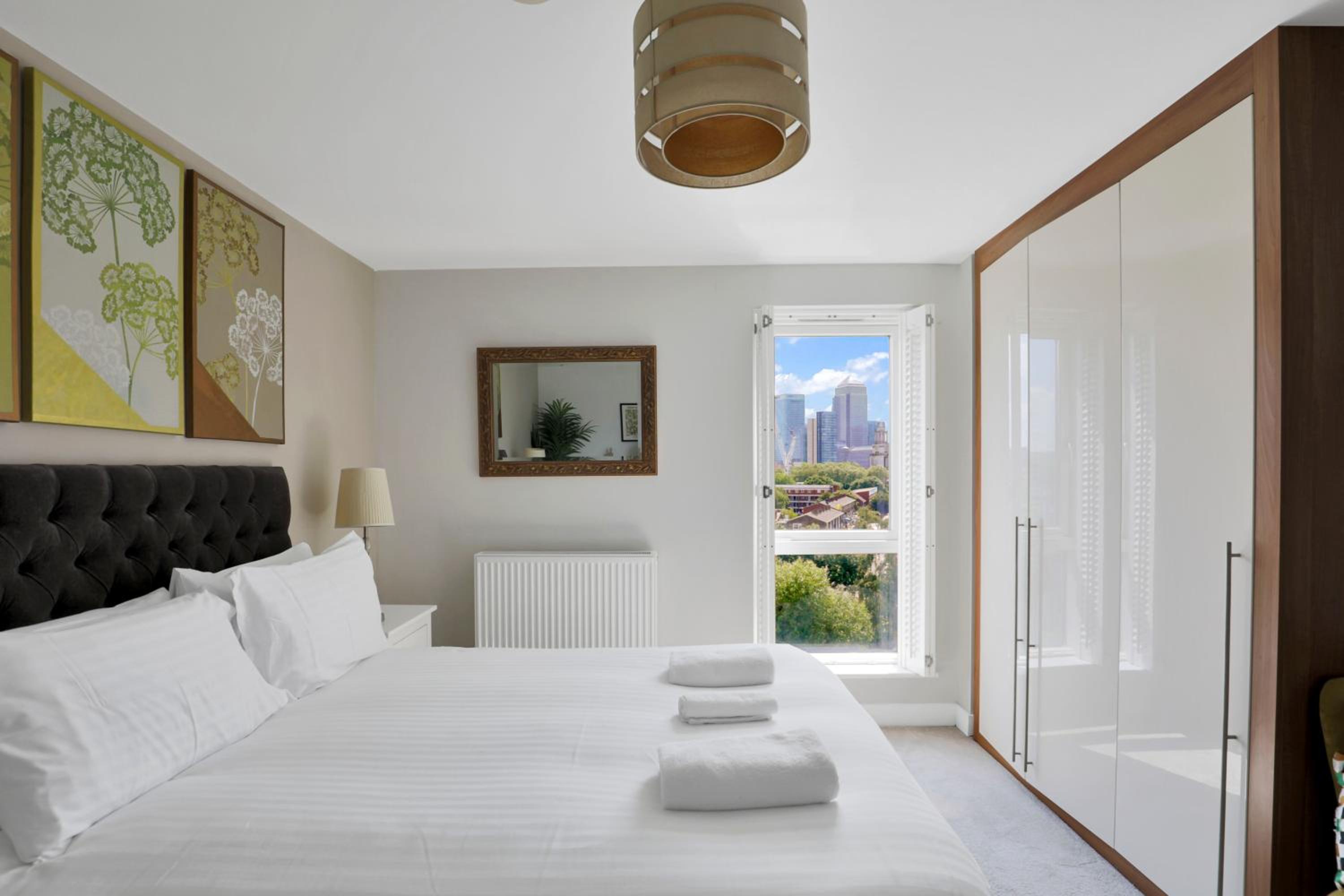 Canary Wharf Escape - Stylish 2BR - Canal Views & City Lights