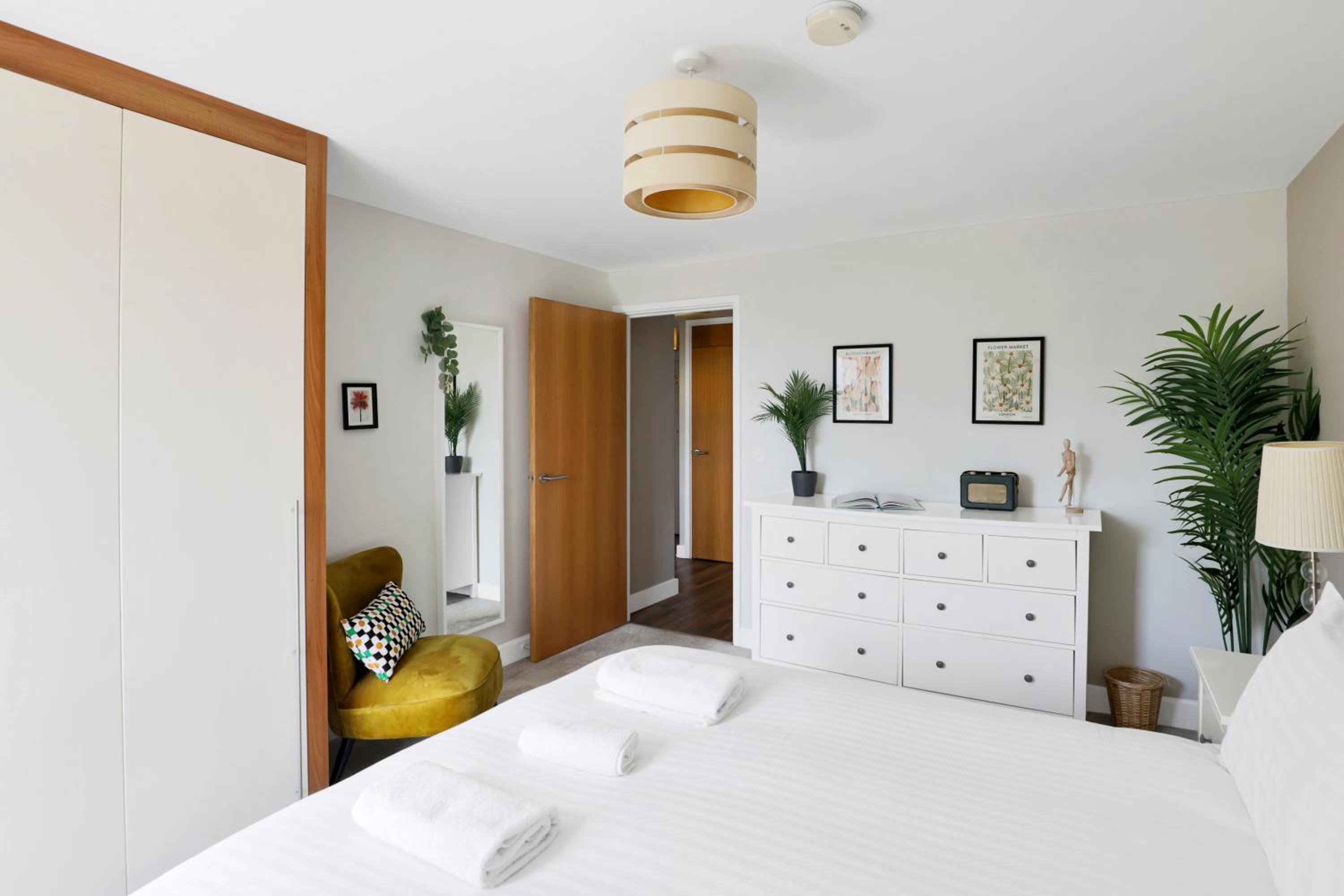 Canary Wharf Escape - Stylish 2BR - Canal Views & City Lights