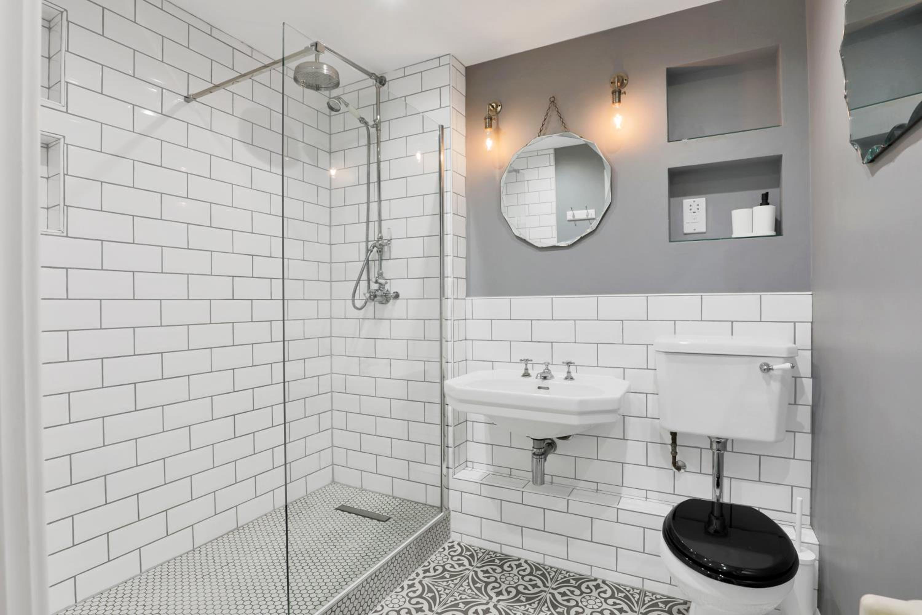 Canary Wharf Escape - Stylish 2BR - Canal Views & City Lights