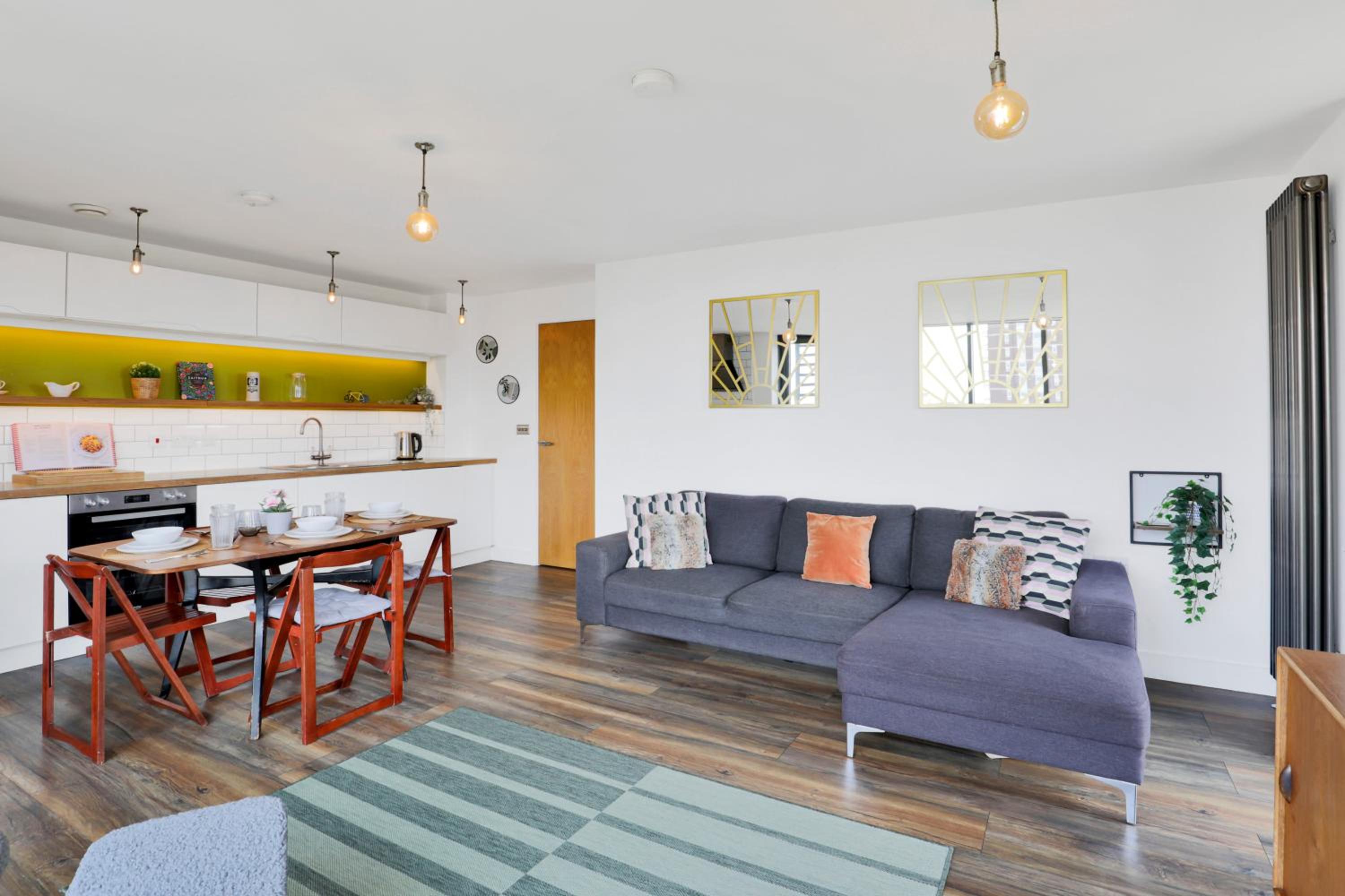 Canary Wharf Escape - Stylish 2BR - Canal Views & City Lights