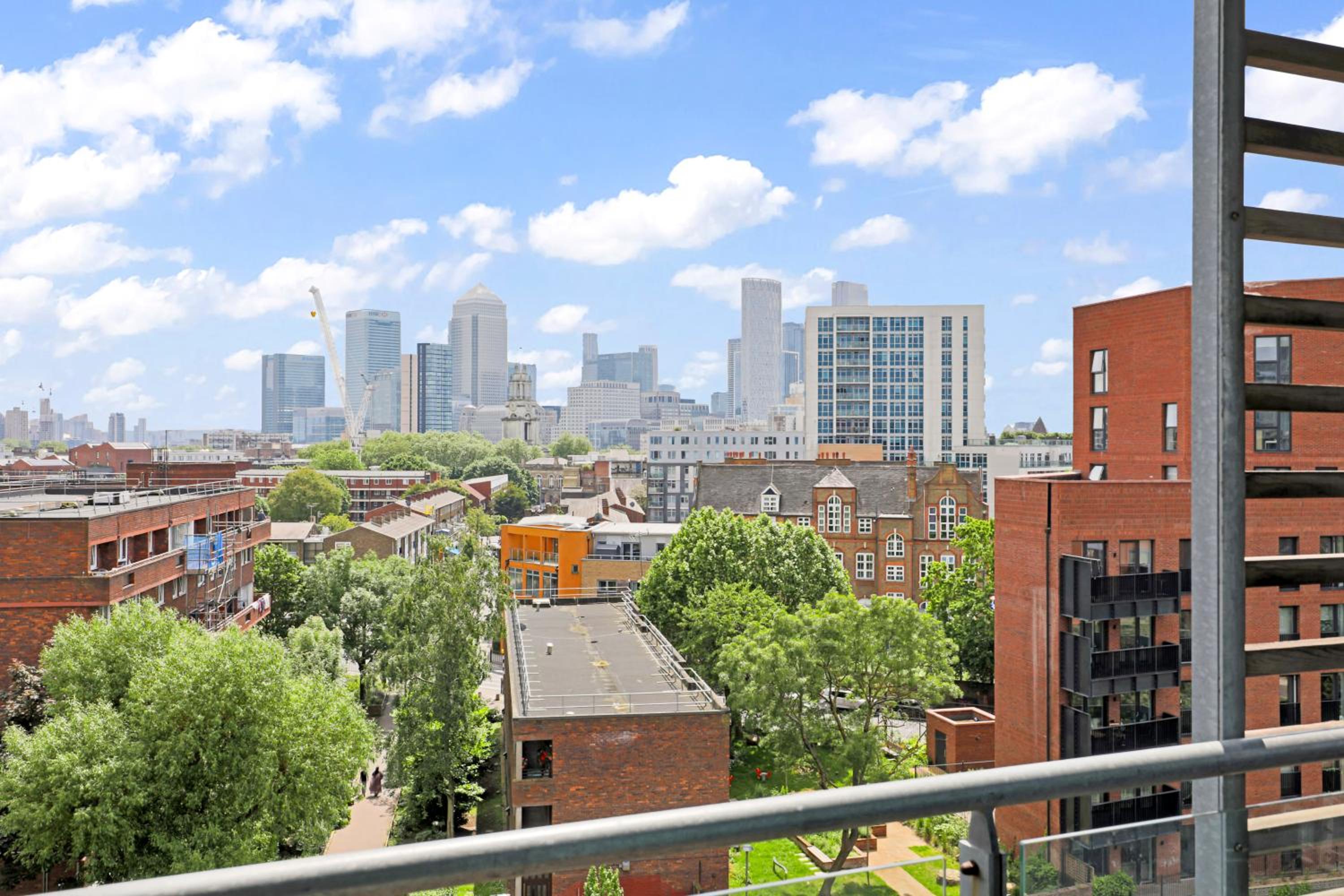 Canary Wharf Escape - Stylish 2BR - Canal Views & City Lights