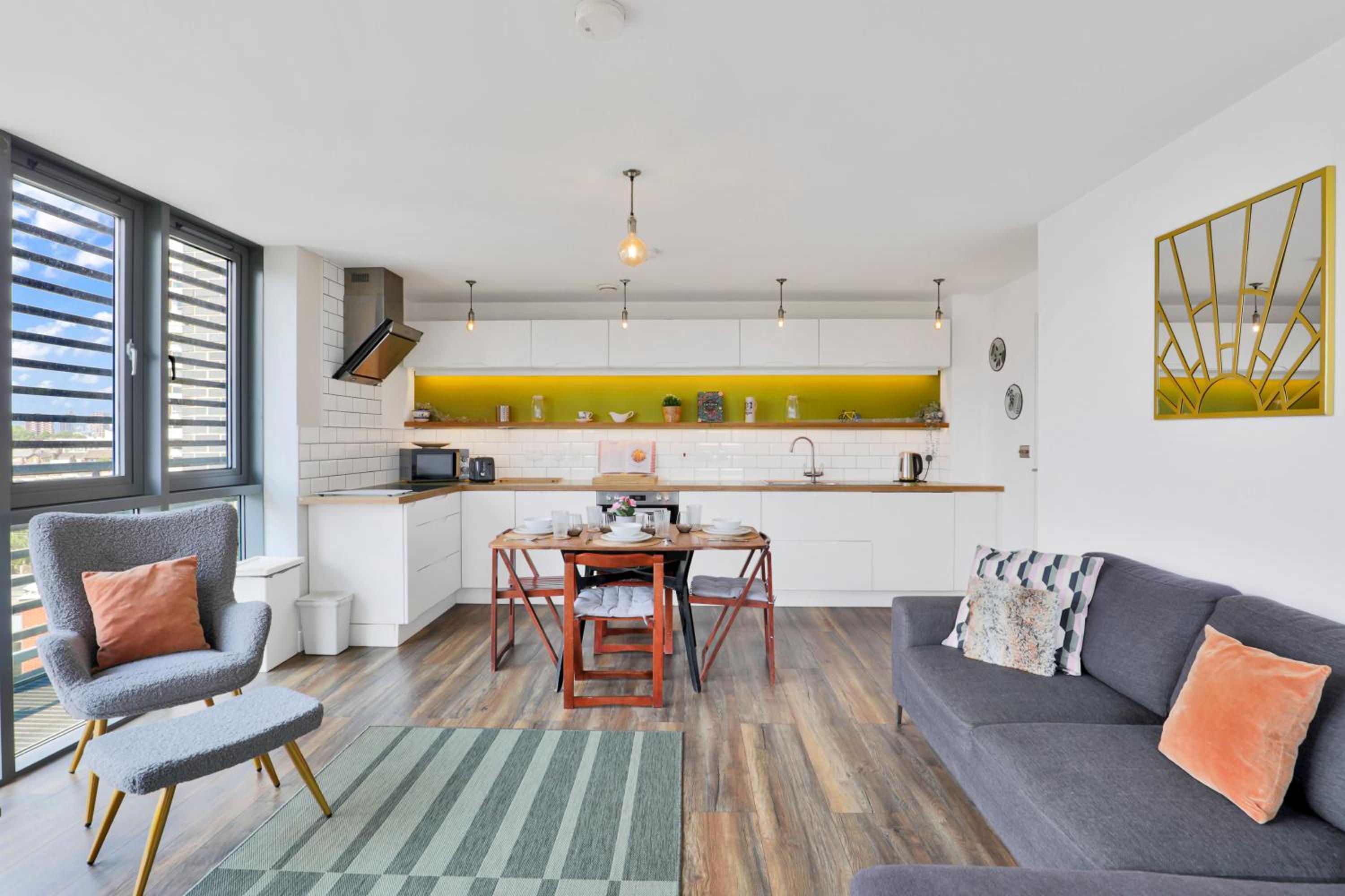 Canary Wharf Escape - Stylish 2BR - Canal Views & City Lights