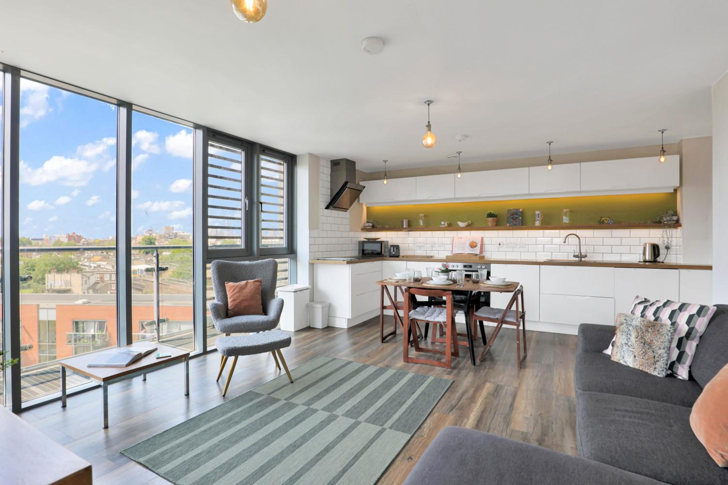 Canary Wharf Escape - Stylish 2BR - Canal Views & City Lights