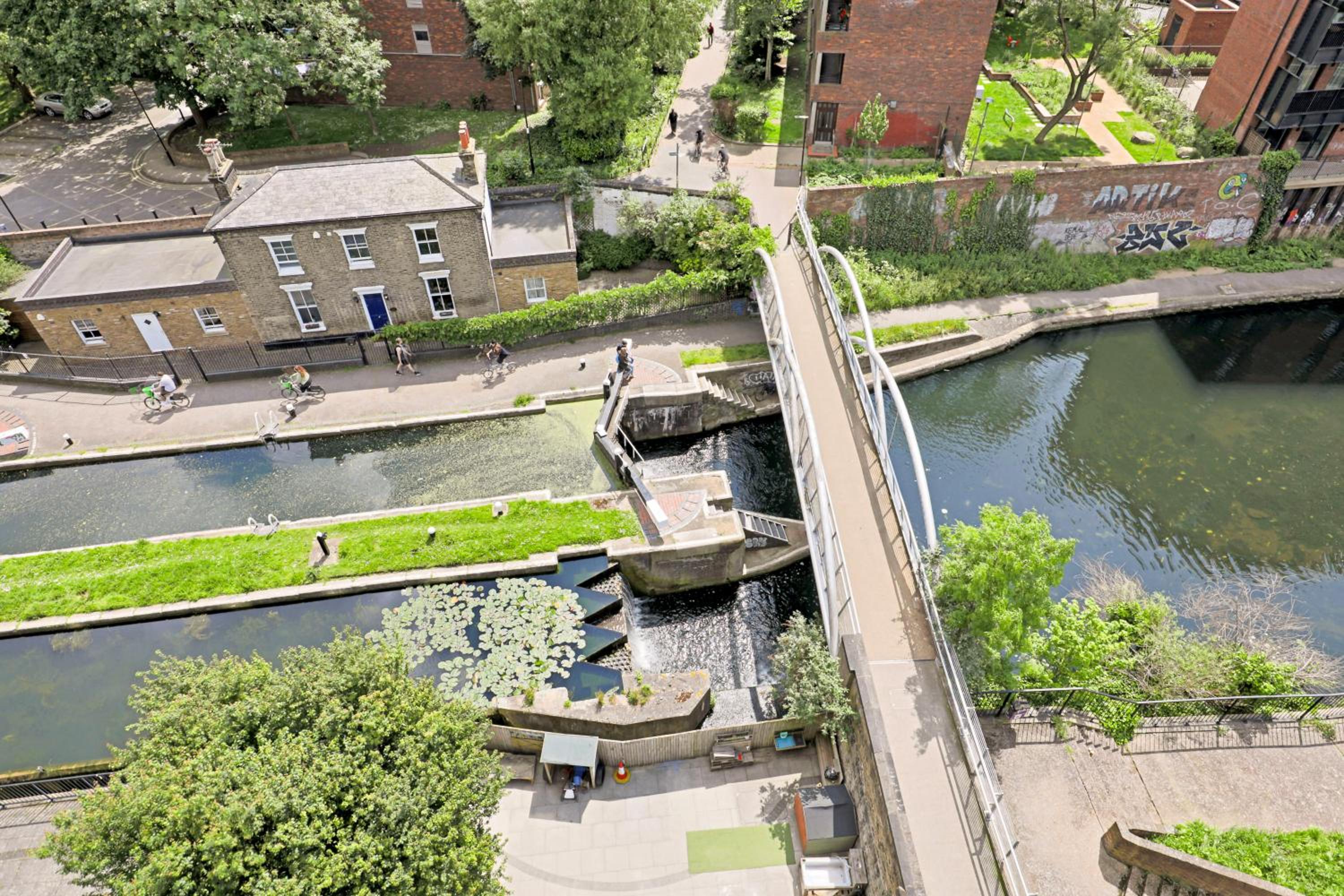Canary Wharf Escape - Stylish 2BR - Canal Views & City Lights