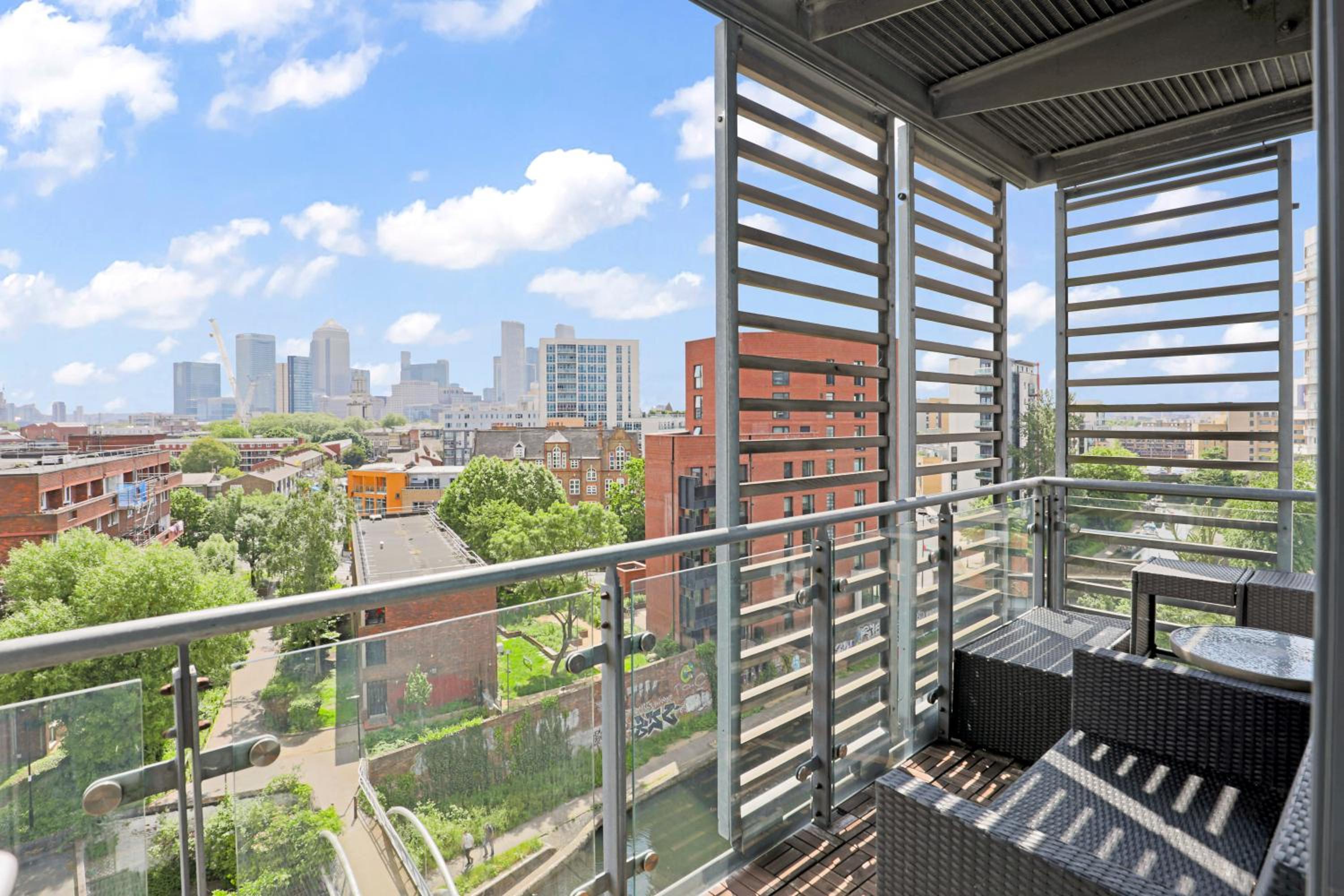 Canary Wharf Escape - Stylish 2BR - Canal Views & City Lights