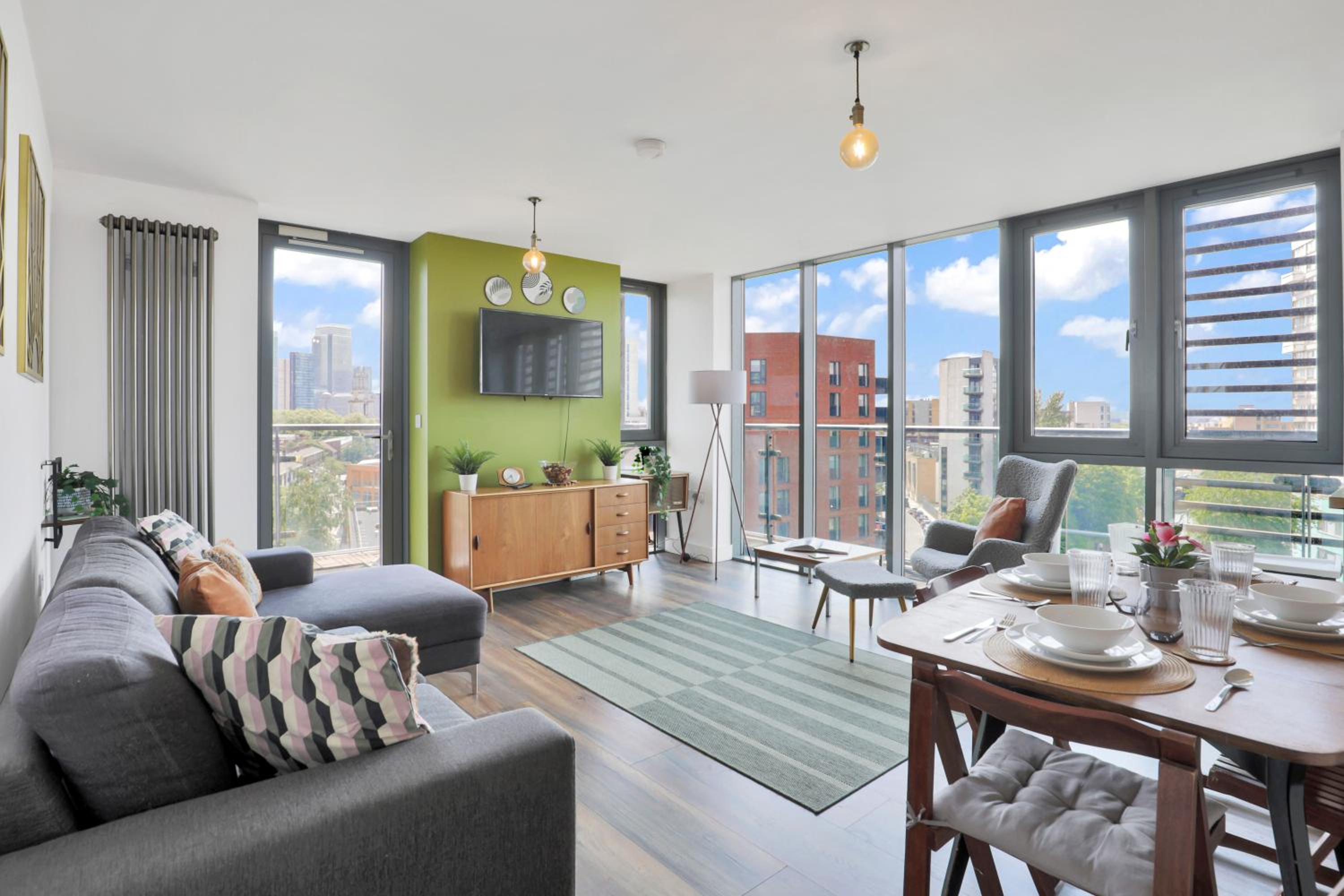 Canary Wharf Escape - Stylish 2BR - Canal Views & City Lights