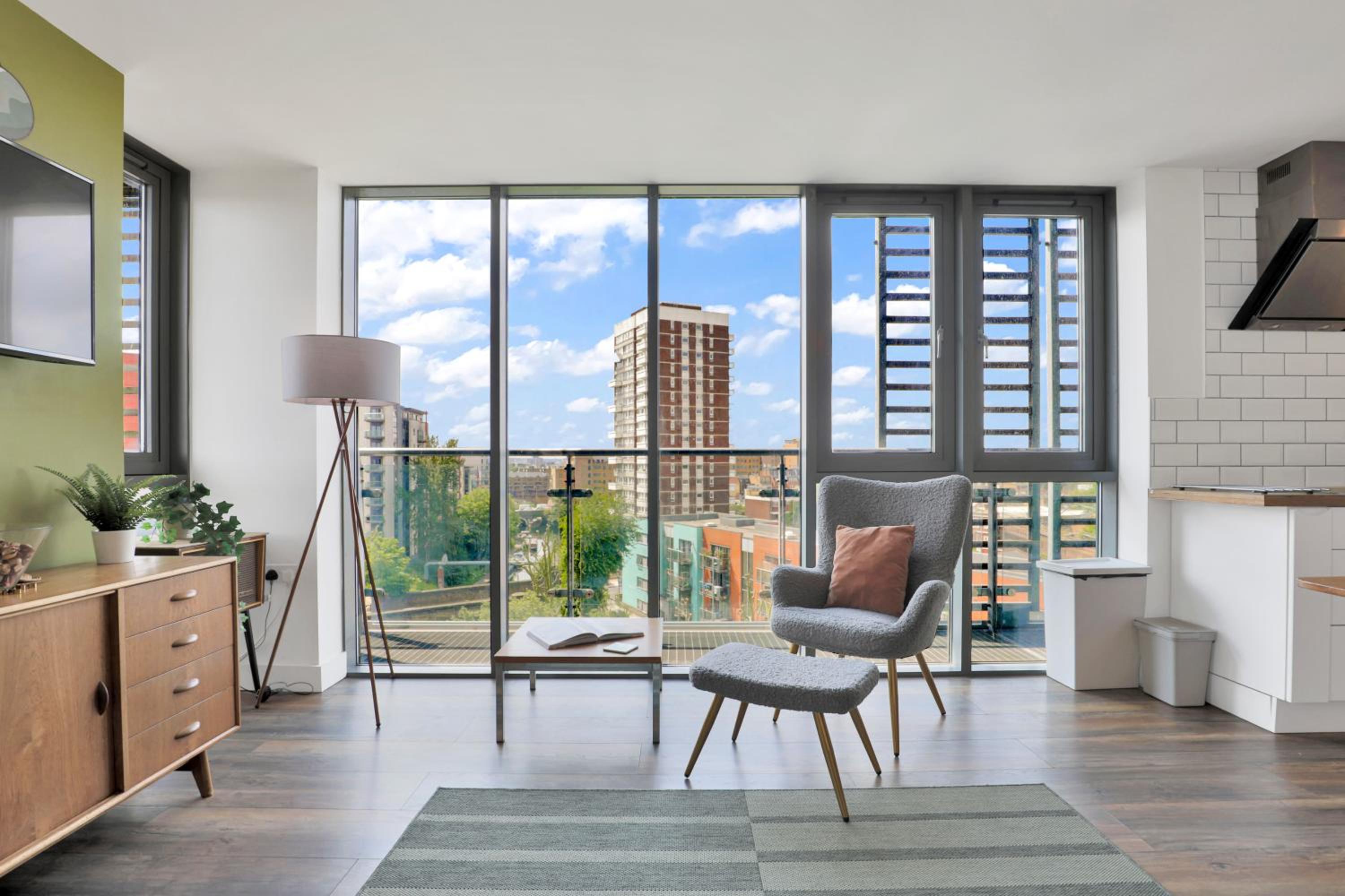 Canary Wharf Escape - Stylish 2BR - Canal Views & City Lights
