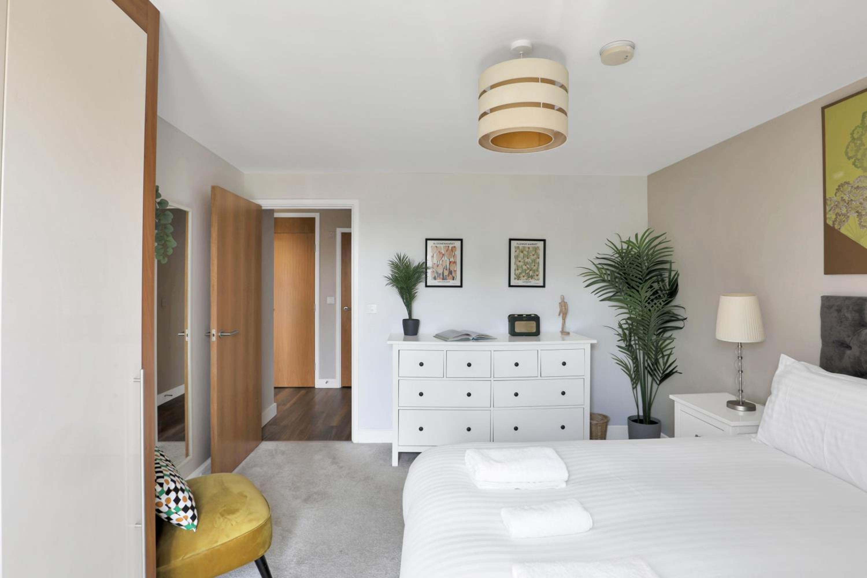 Canary Wharf Escape - Stylish 2BR - Canal Views & City Lights