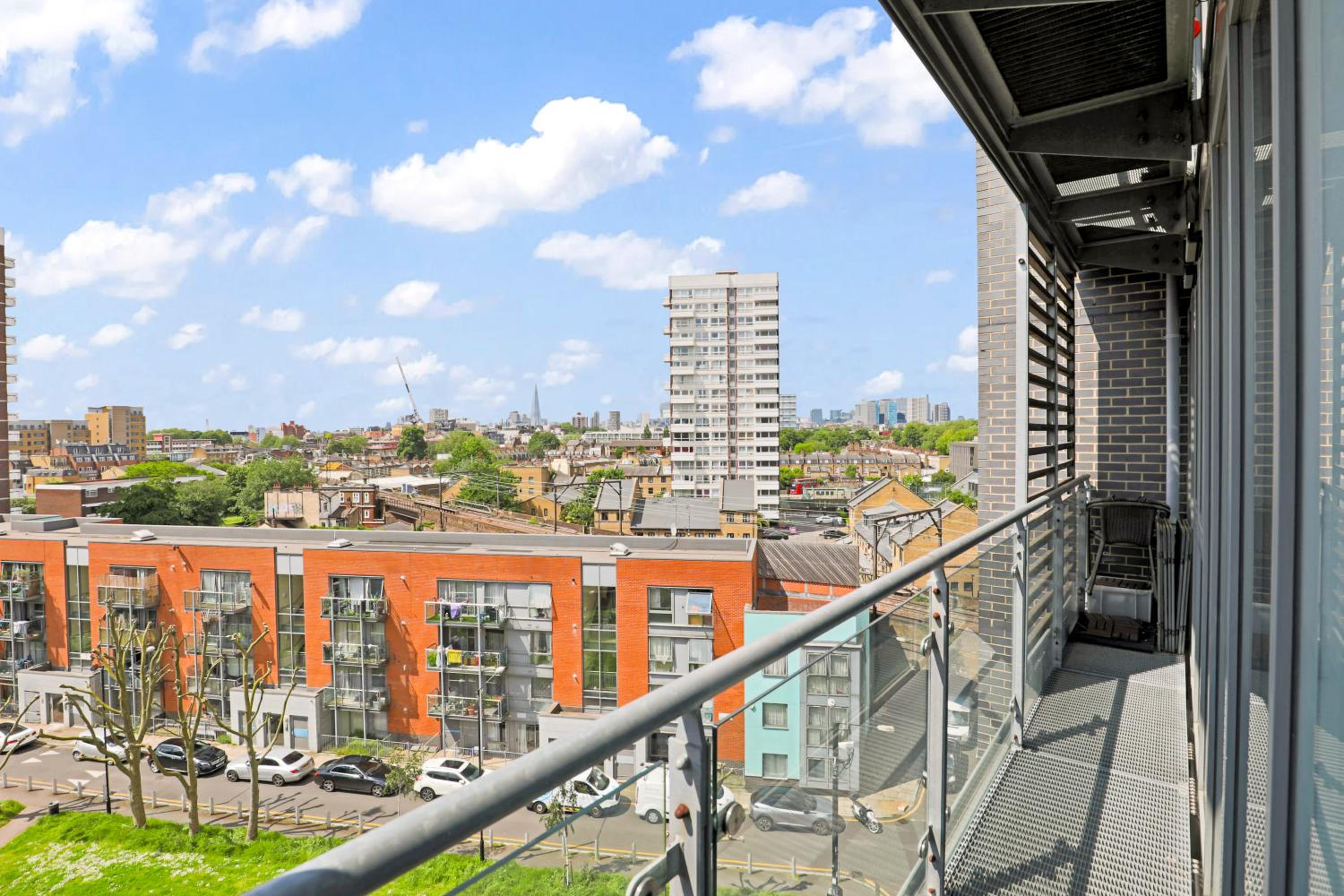 Canary Wharf Escape - Stylish 2BR - Canal Views & City Lights