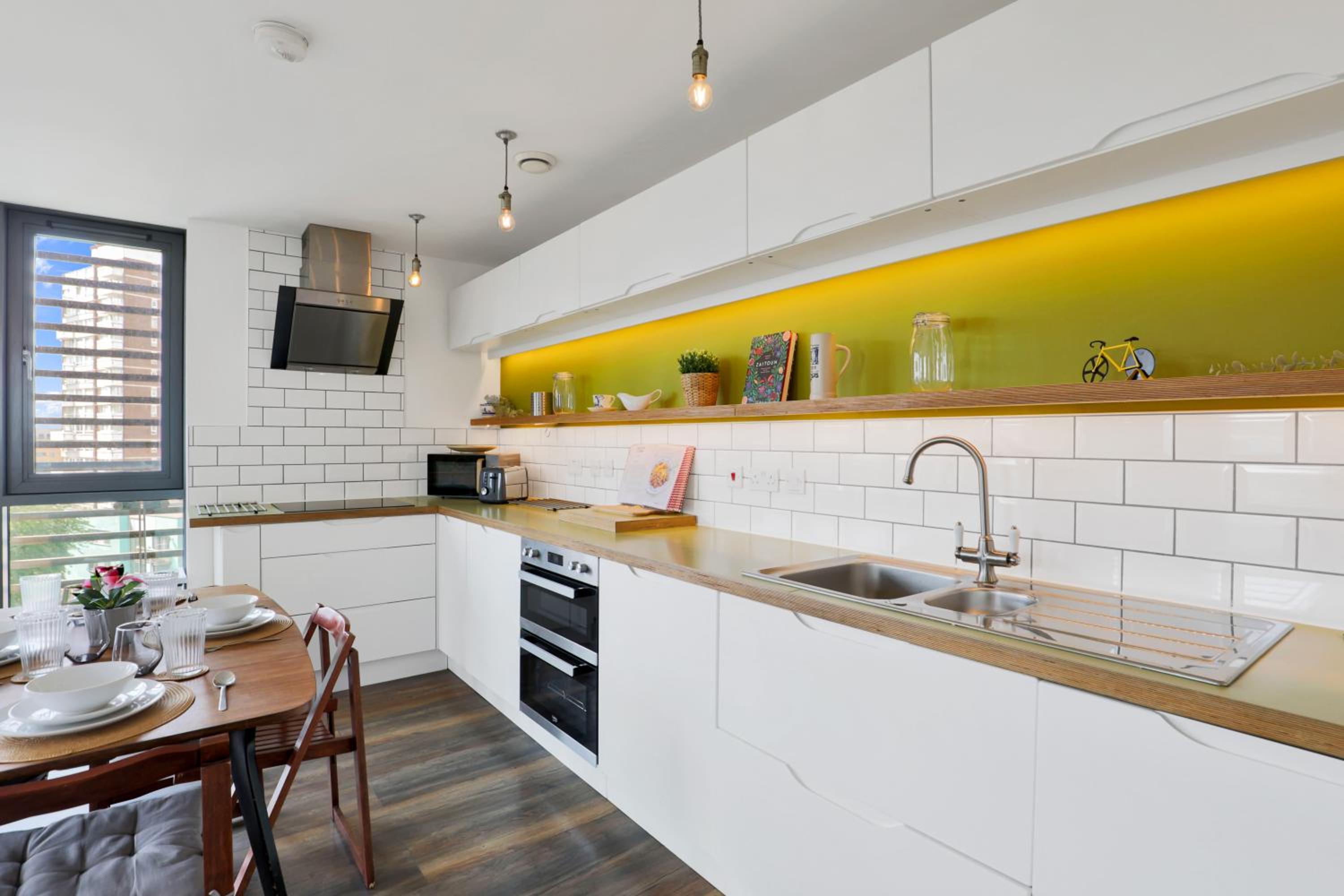Canary Wharf Escape - Stylish 2BR - Canal Views & City Lights