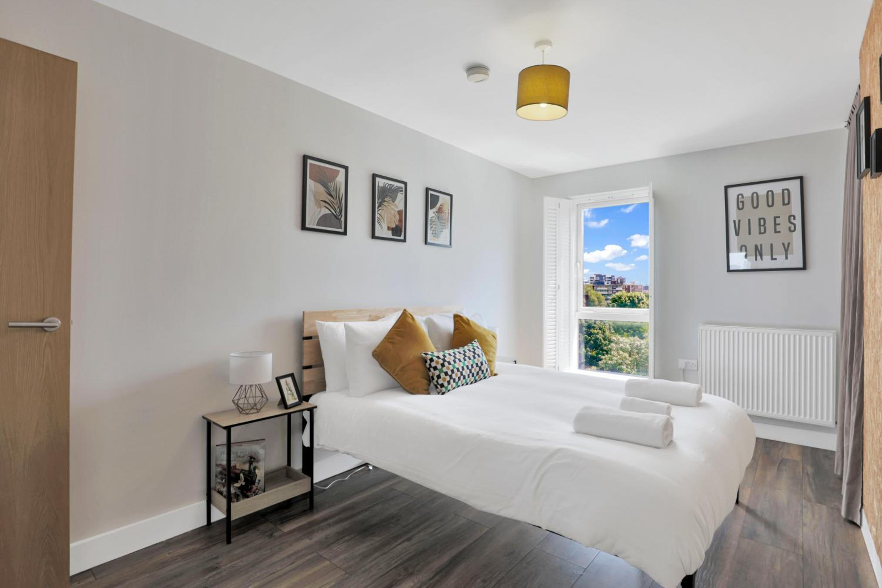 Canary Wharf Escape - Stylish 2BR - Canal Views & City Lights