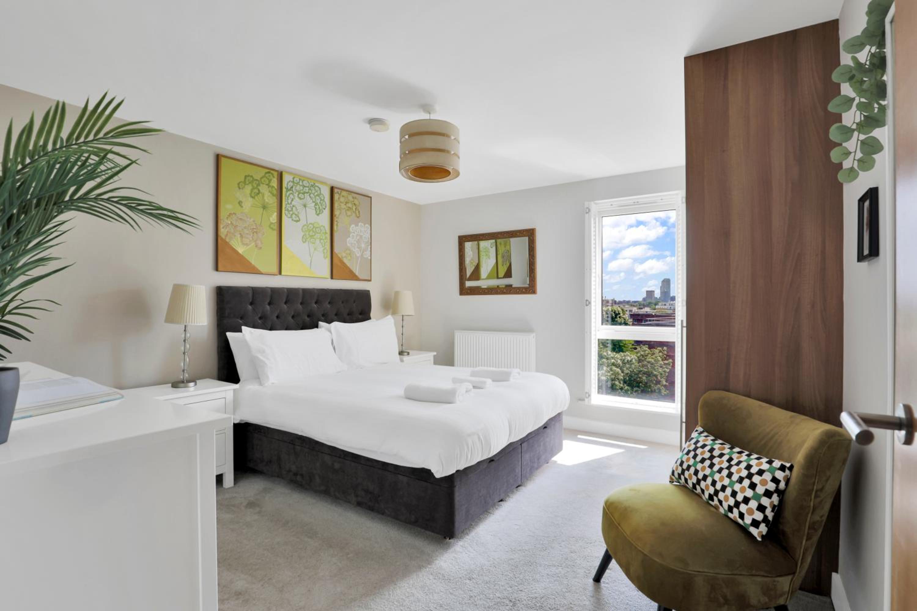 Canary Wharf Escape - Stylish 2BR - Canal Views & City Lights