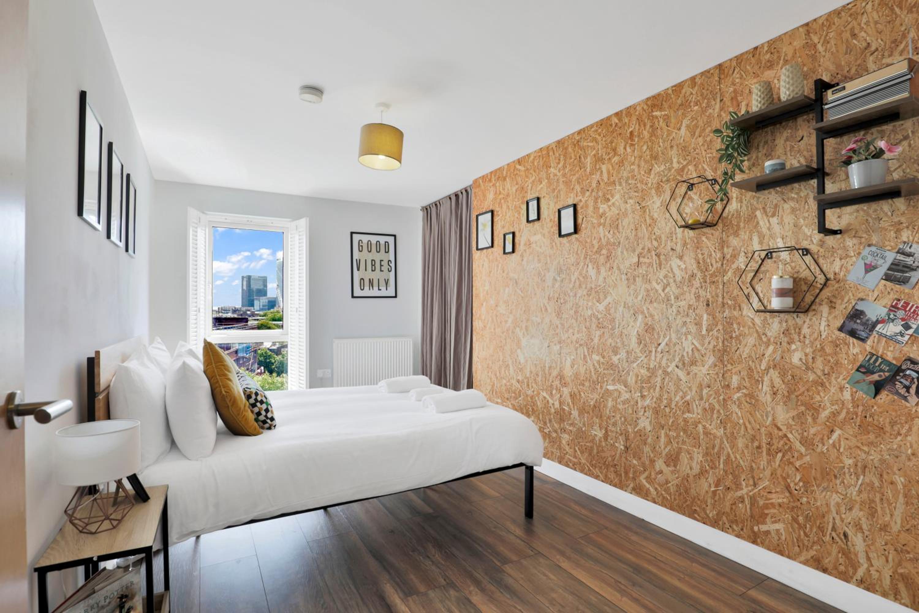 Canary Wharf Escape - Stylish 2BR - Canal Views & City Lights