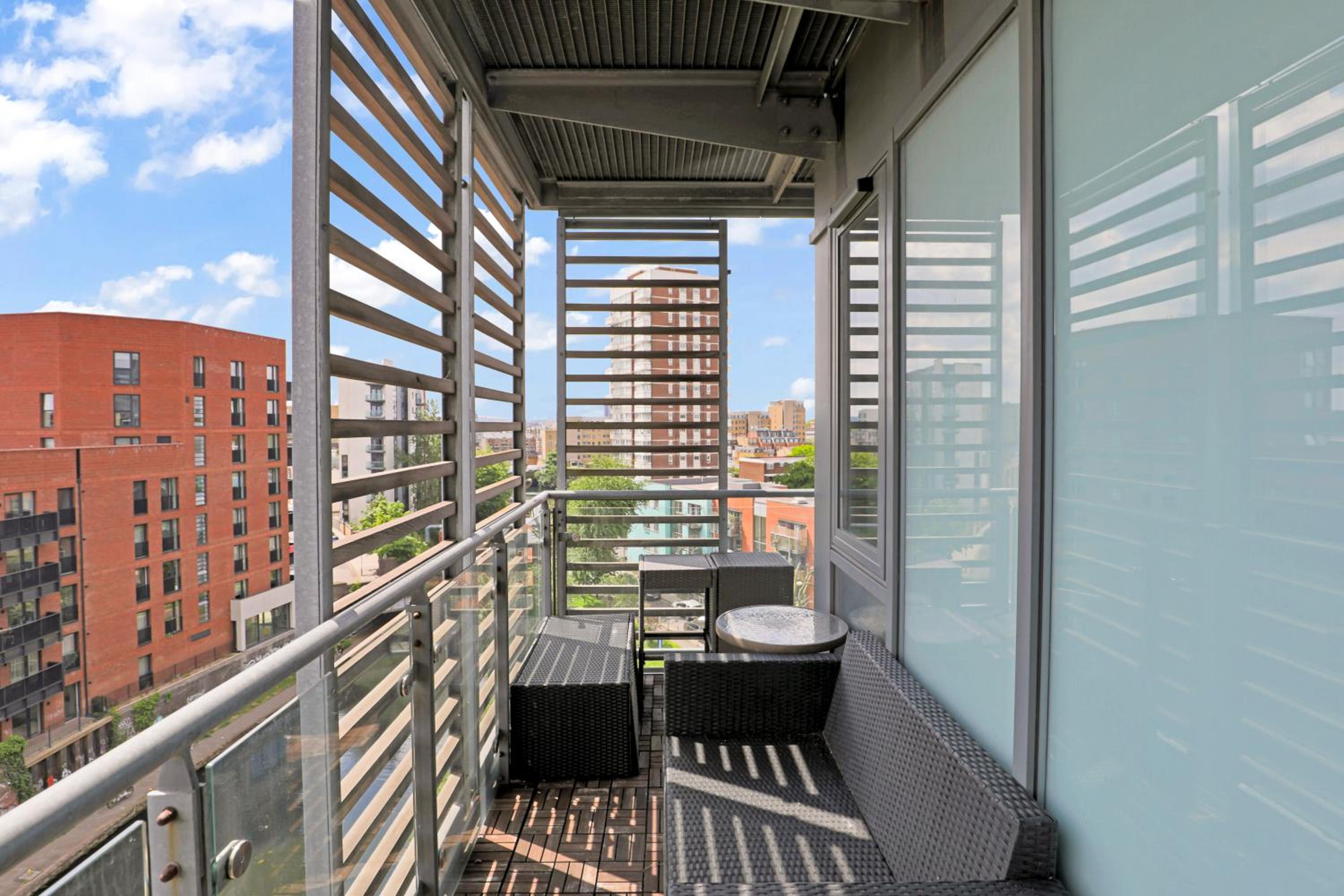 Canary Wharf Escape - Stylish 2BR - Canal Views & City Lights