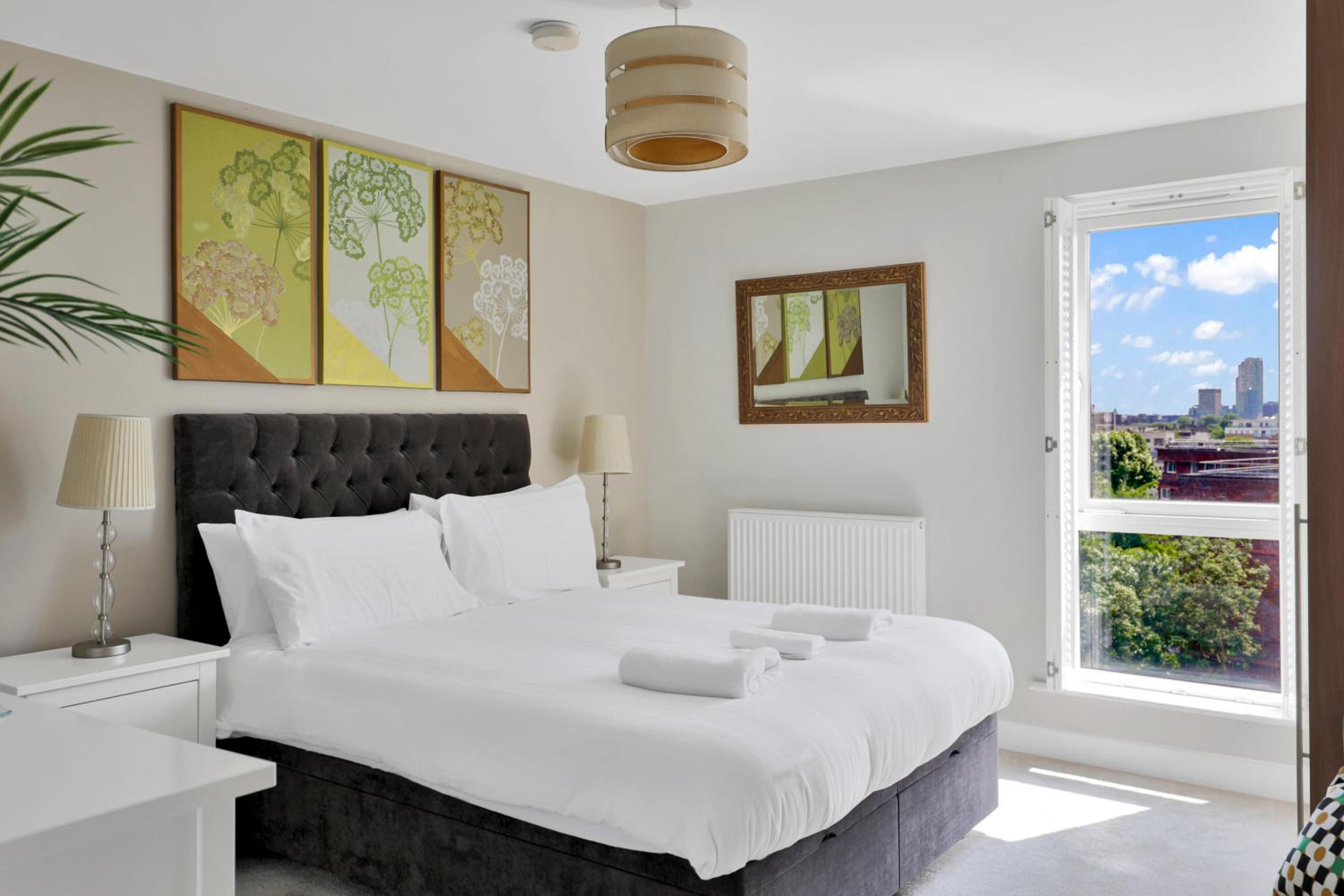 Canary Wharf Escape - Stylish 2BR - Canal Views & City Lights