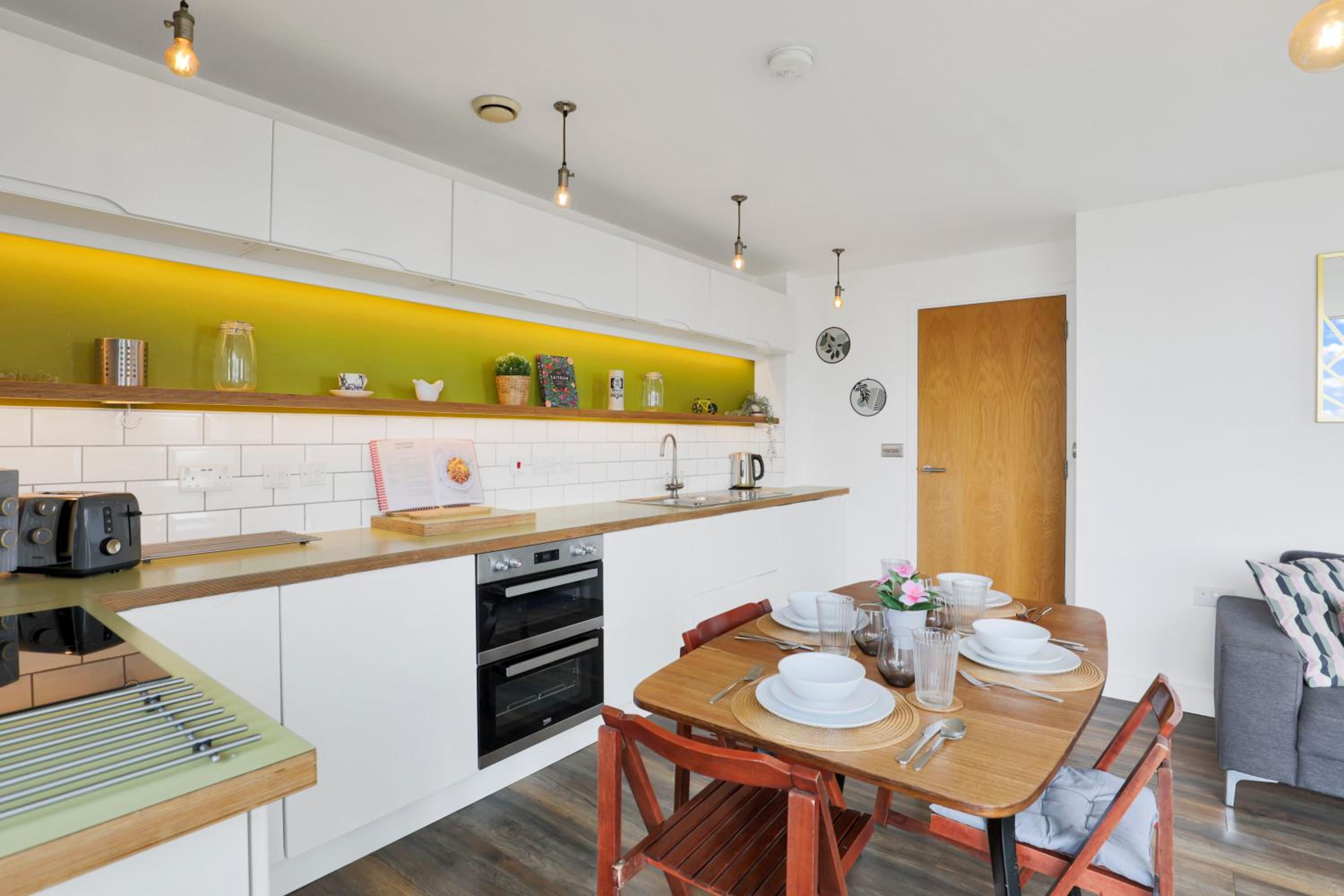Canary Wharf Escape - Stylish 2BR - Canal Views & City Lights