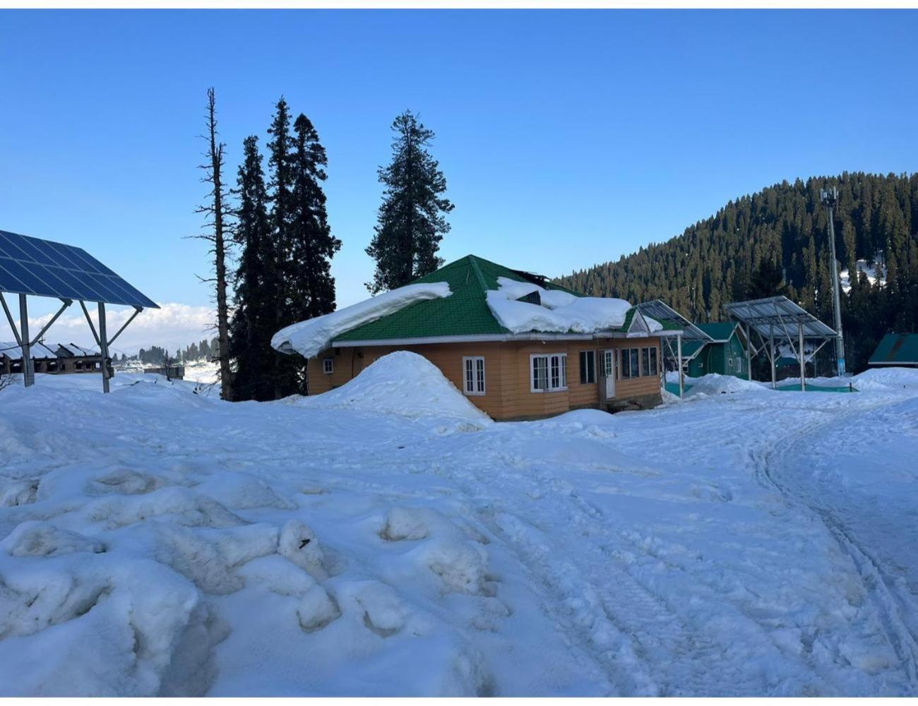 Hotel Albarq cottages & cafe, Gulmarg view 5
