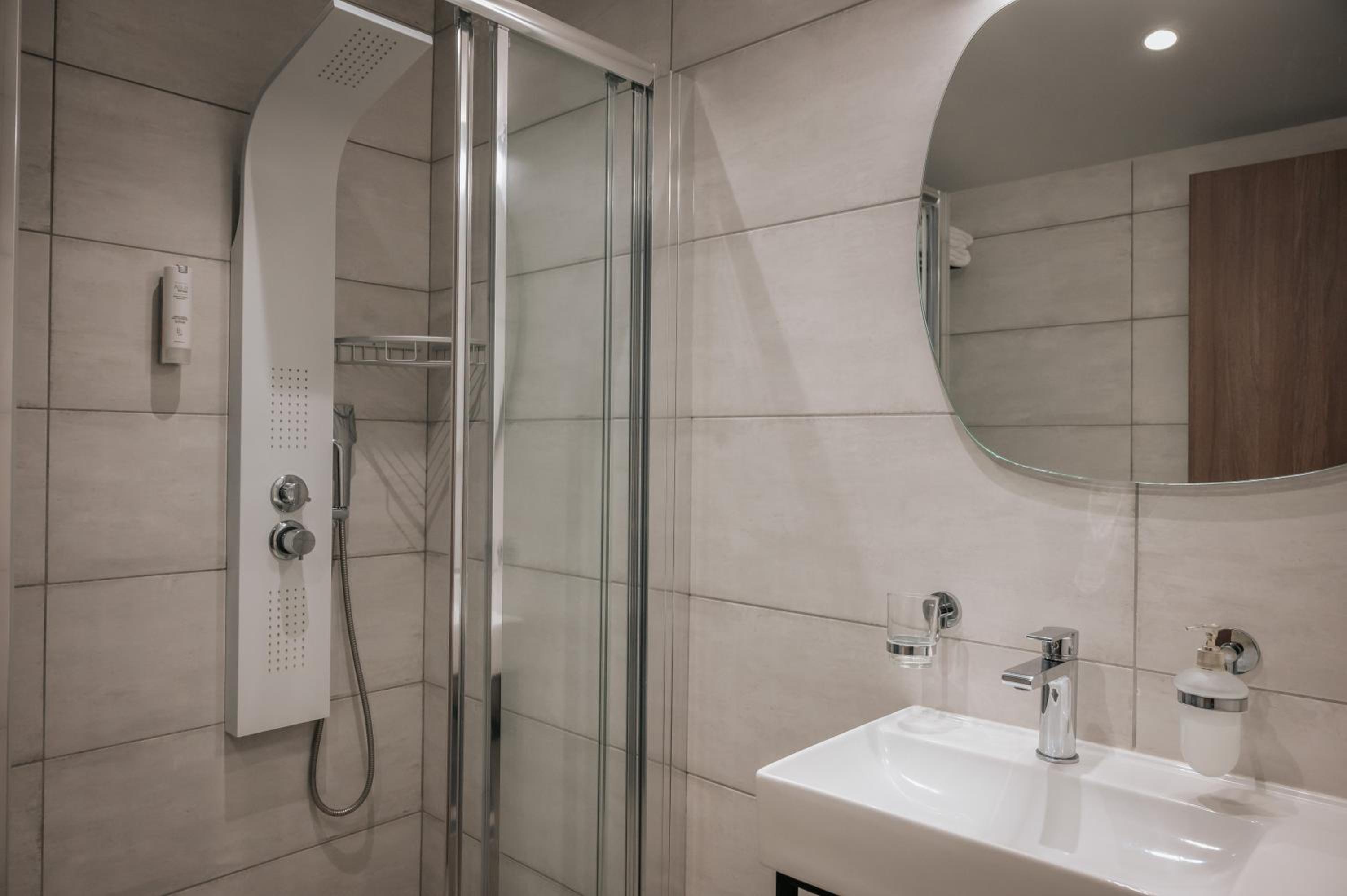 Elizabeth Queen Luxury Rooms
