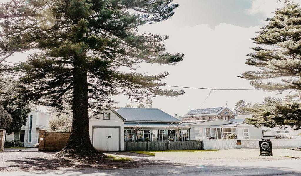 Edge17 Waterfront Apartment, plus Cottage with Garden View - Port Fairy