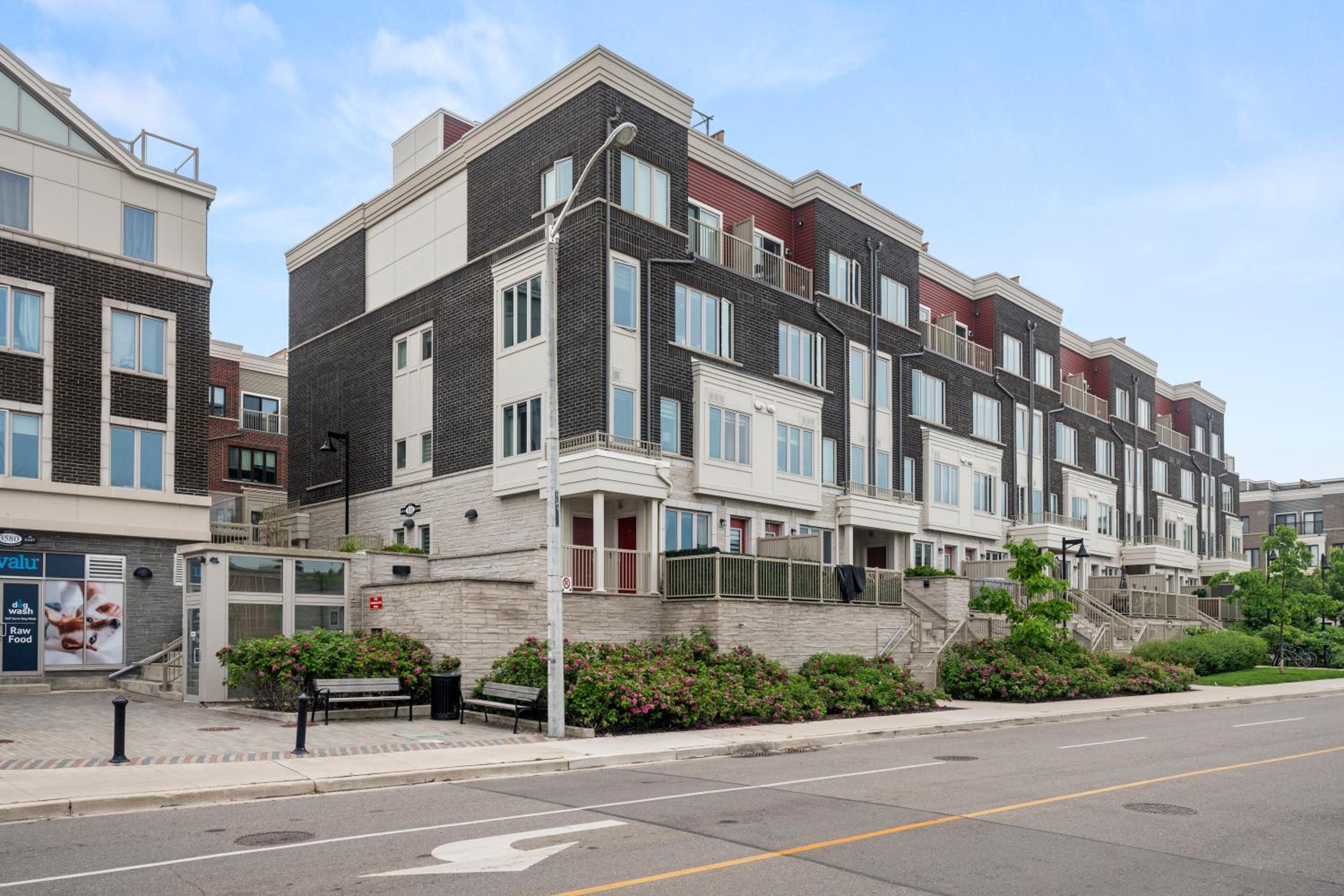 GLOBALSTAY Luxury Townhouse Minutes Away From Waterfront - Image 1