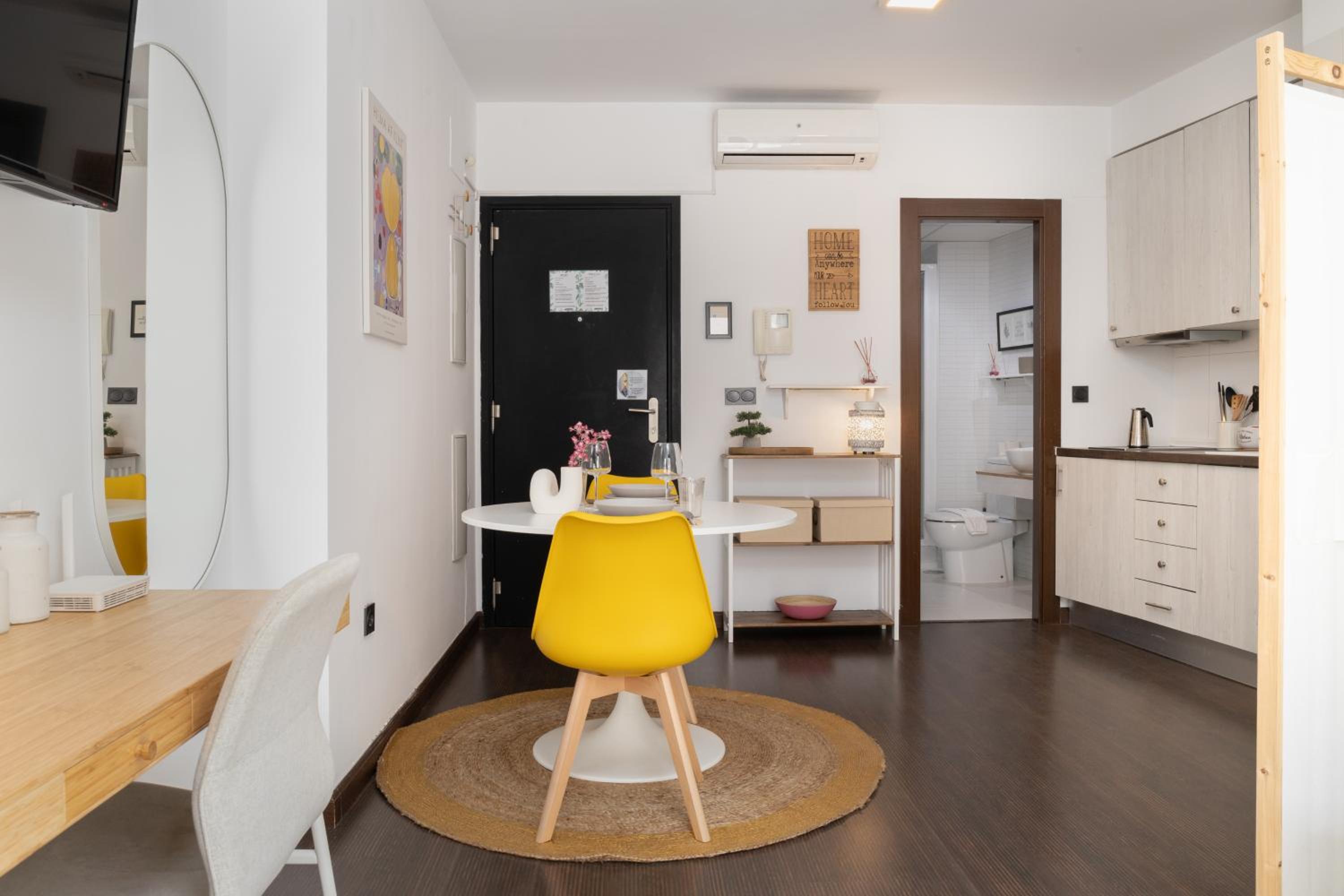 C80 - Rustic Chic Studio Downtown