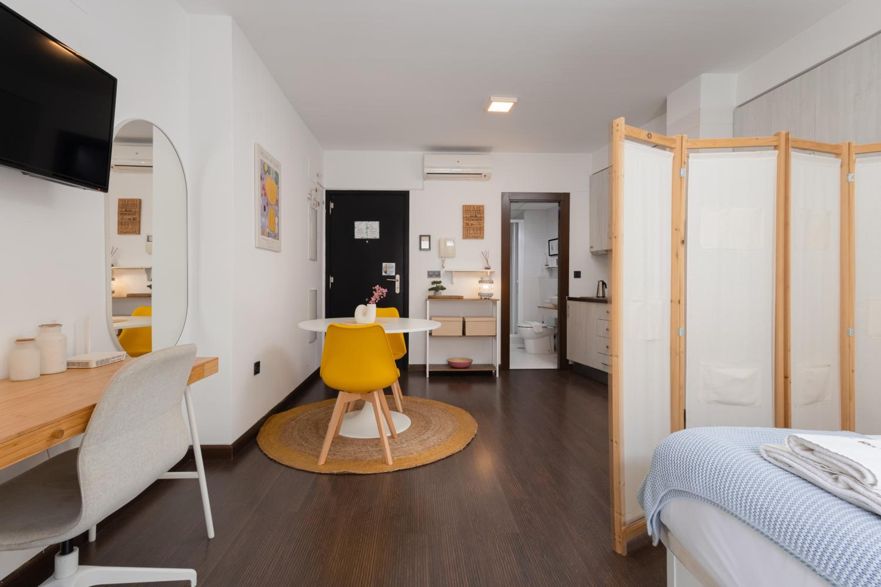 C80 - Rustic Chic Studio Downtown