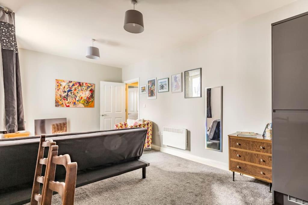 Flatzy - Spacious Flat 5 mins to Liverpool Centre view 2