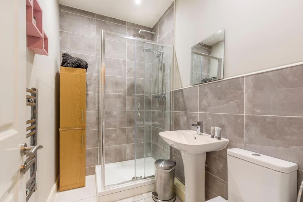 Flatzy - Spacious Flat 5 mins to Liverpool Centre view 3
