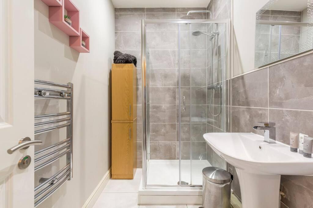 Flatzy - Spacious Flat 5 mins to Liverpool Centre view 4