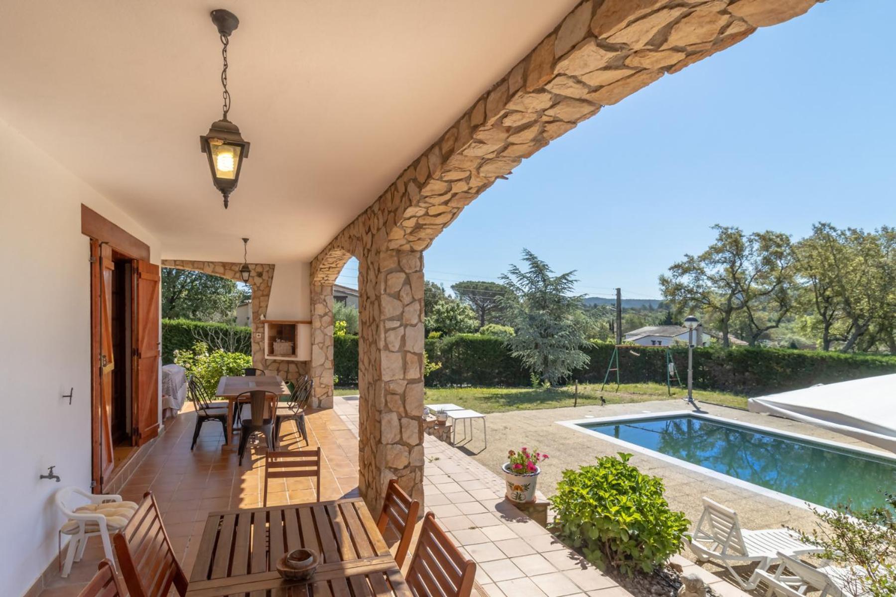 Casa Carbonell Casa bonita con piscina y jardín