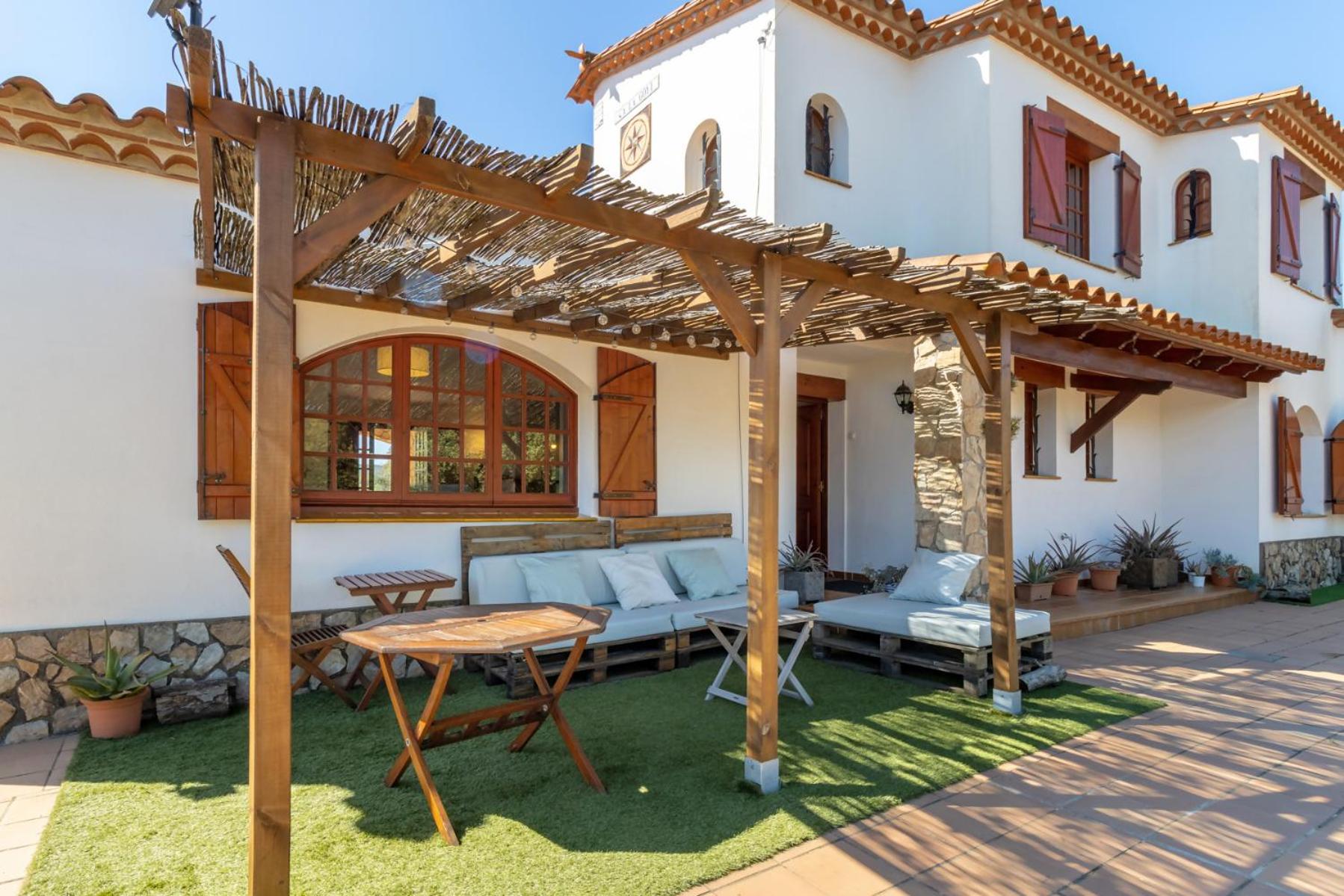 Casa Carbonell Casa bonita con piscina y jardín