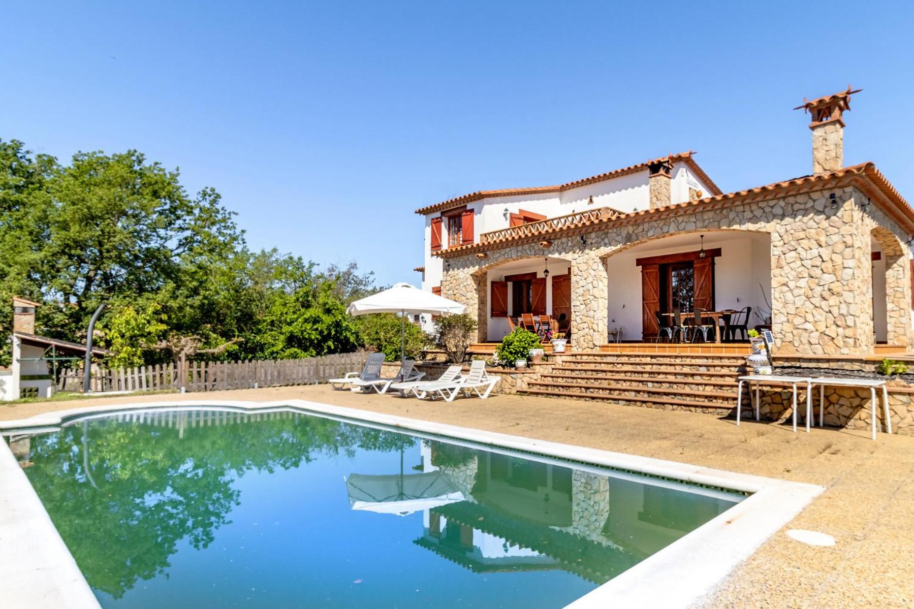 Casa Carbonell Casa bonita con piscina y jardín