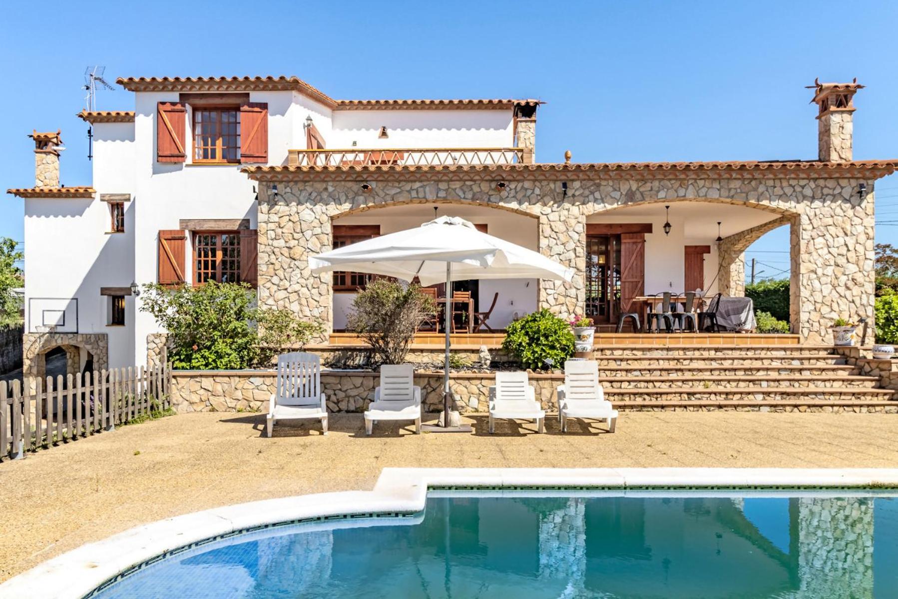 Casa Carbonell Casa bonita con piscina y jardín